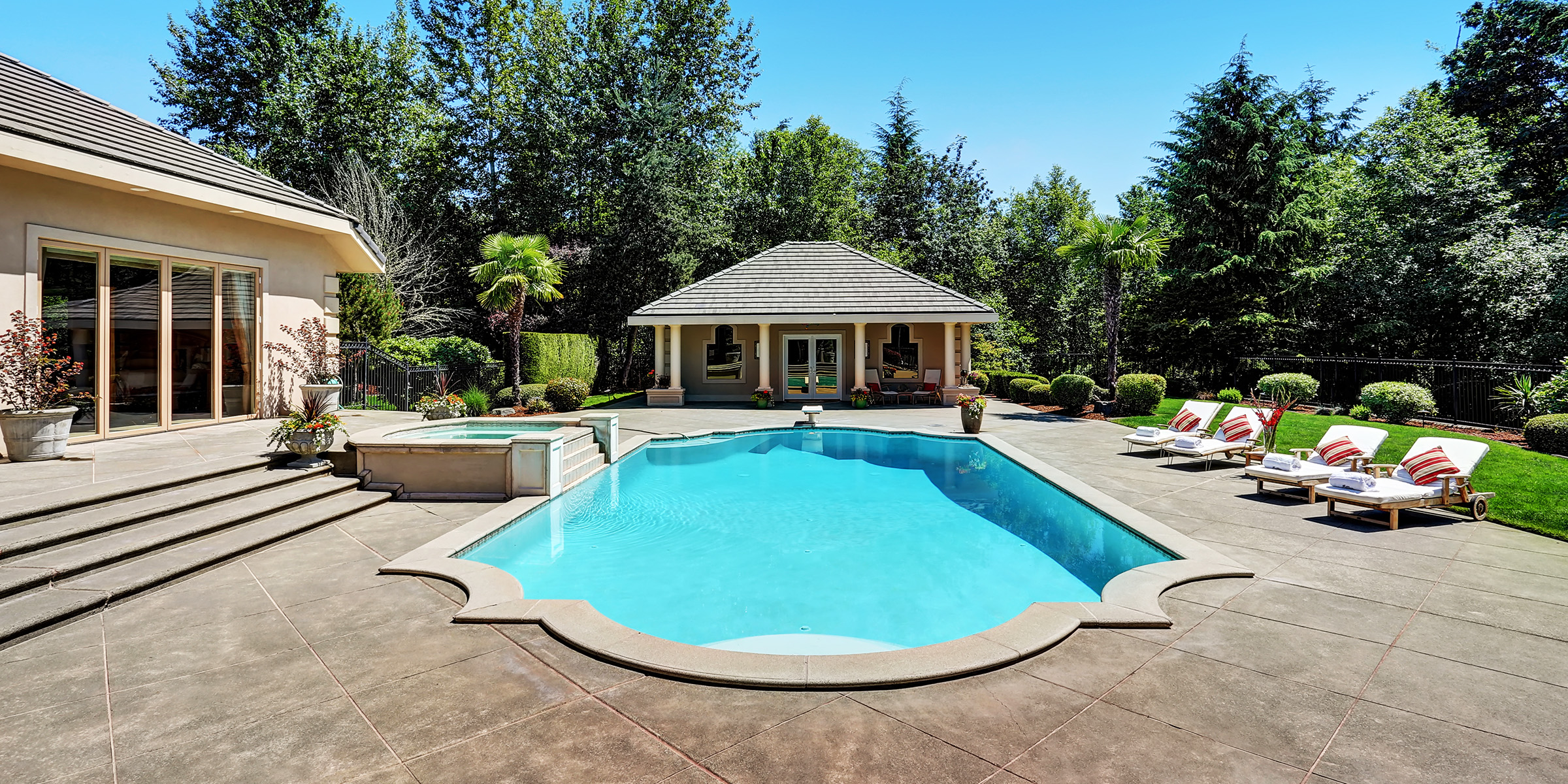 Ein Luxushaus mit Pool | Quelle: Shutterstock