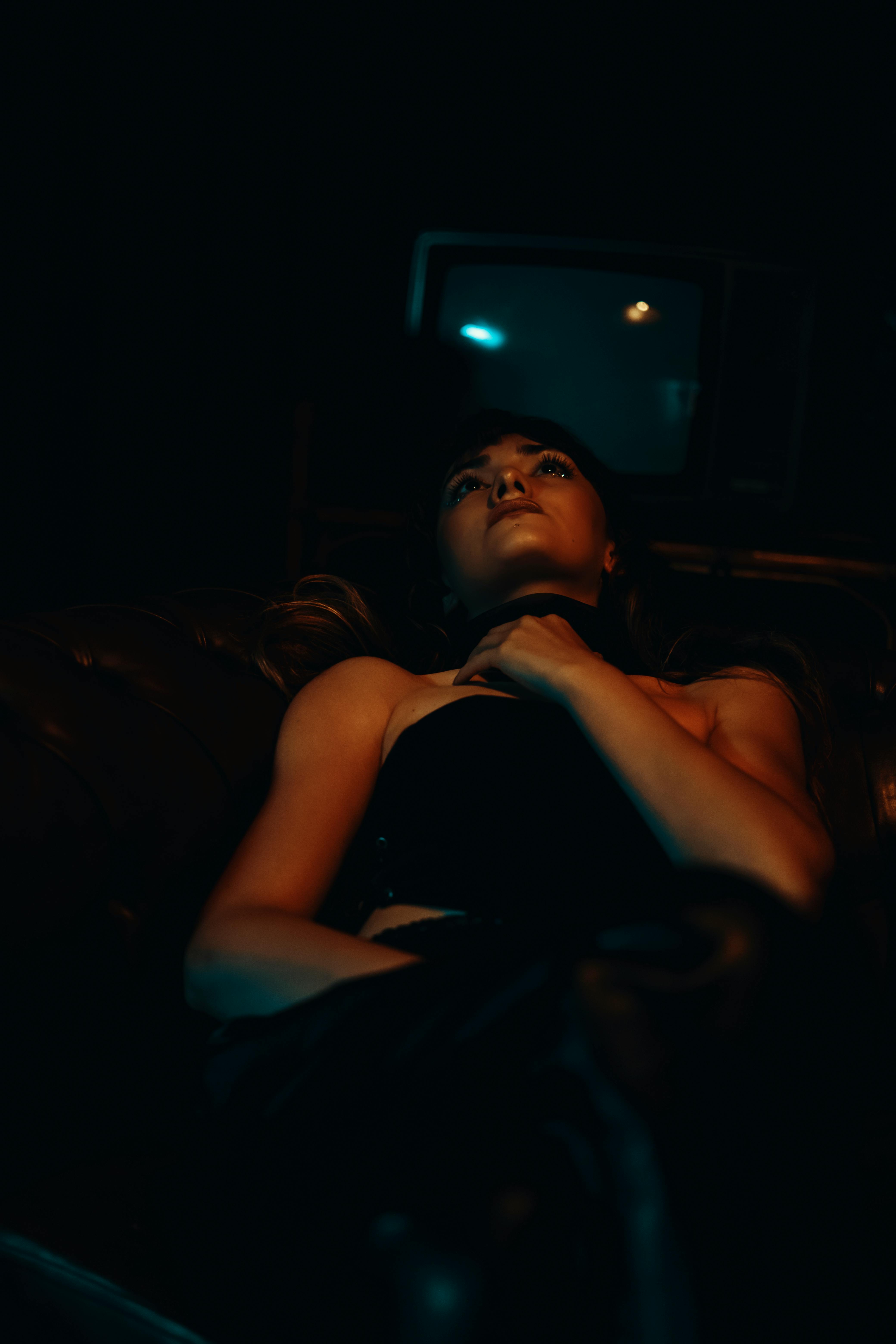 Eine emotionale Frau in einem dunklen Raum | Quelle: Pexels