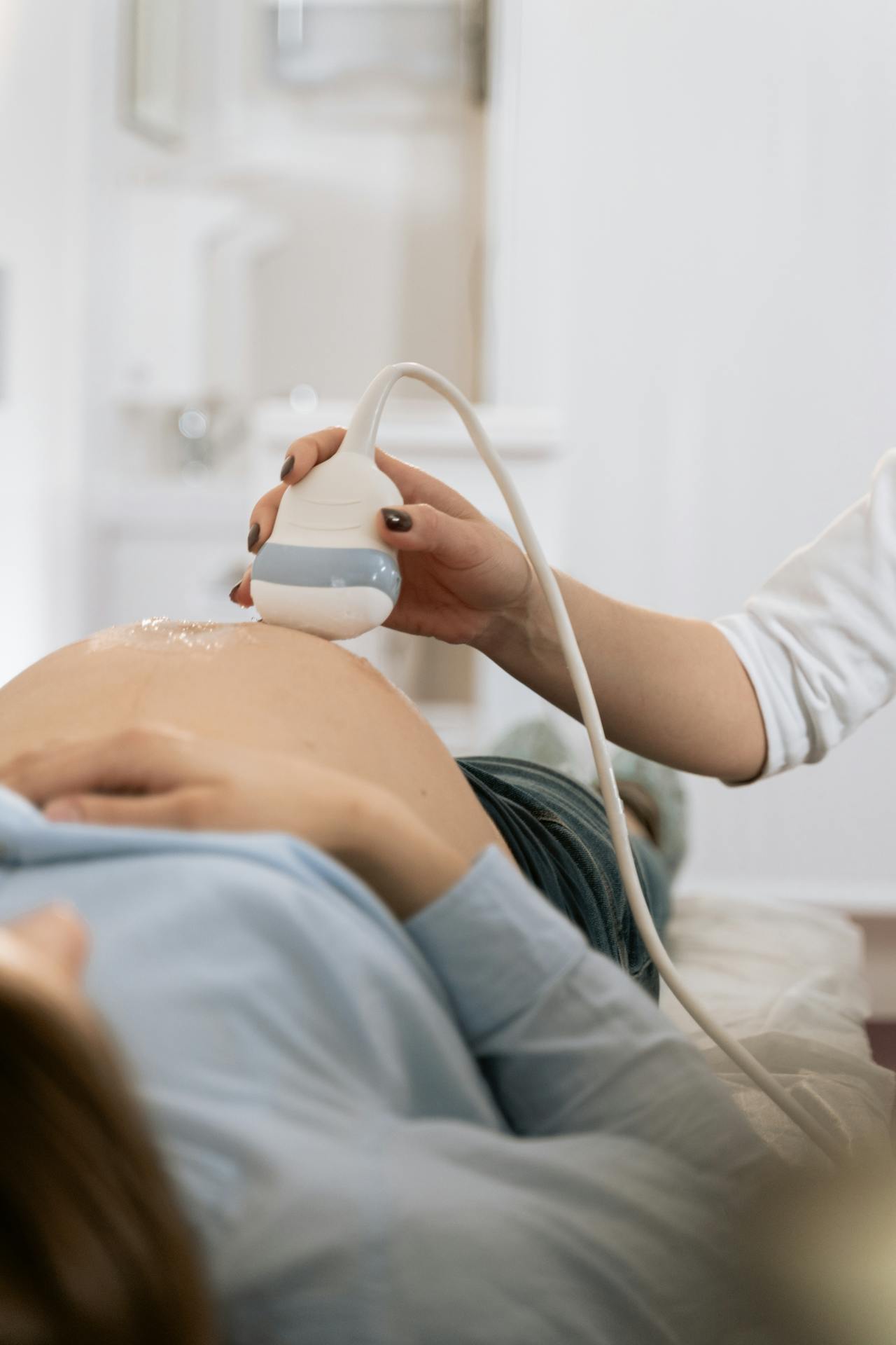 Eine schwangere Frau bei der Ultraschalluntersuchung im Krankenhaus | Quelle: Pexels