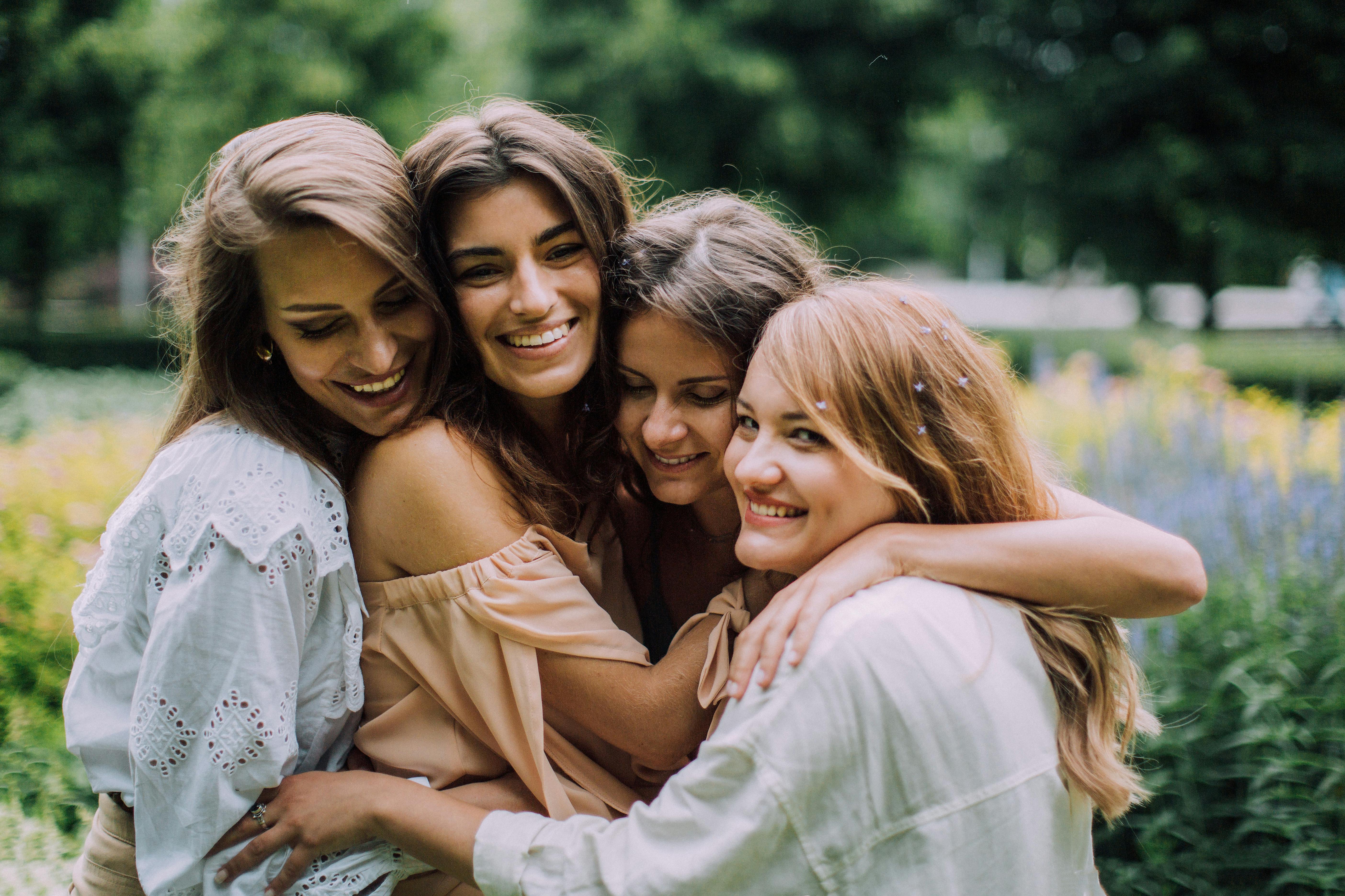 Eine Gruppe von Frauen, die sich umarmen | Quelle: Pexels