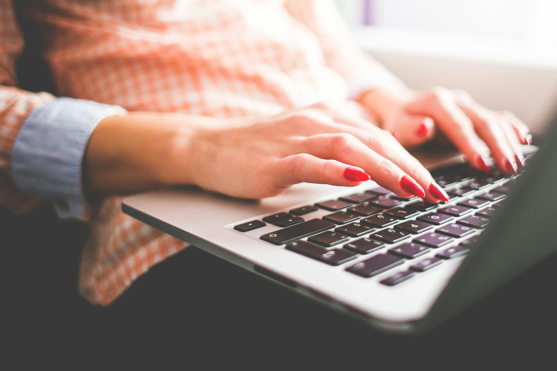 Eine Frau am Laptop | Quelle: Pexels