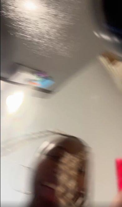 Zaria Carr nimmt das Telefon von Shamarcus Carr und lacht bei seinem Livestream vom 14. Juni 2025 | Quelle: Facebook/Thè Frenchman