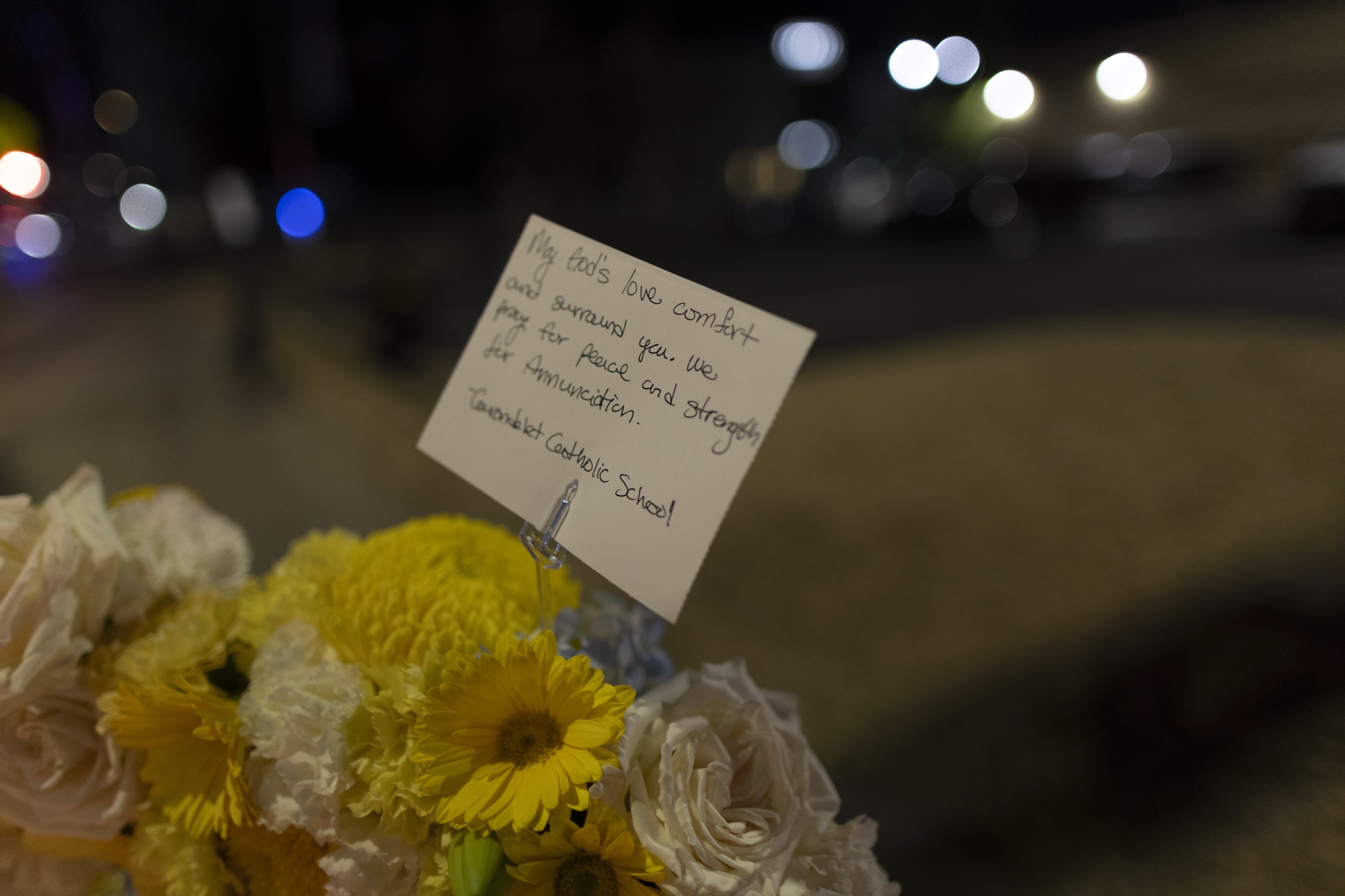 Eine Notiz ist zwischen einem Blumenstrauß zu sehen, während Menschen nach dem Amoklauf an der Annunciation Catholic School in Minneapolis, bei dem mindestens zwei Menschen starben und 17 weitere verletzt wurden, am 27. August 2025 in Minnesota, USA, Spielzeug und Blumen an einer Gedenkstätte niederlegen. | Quelle: Getty Images