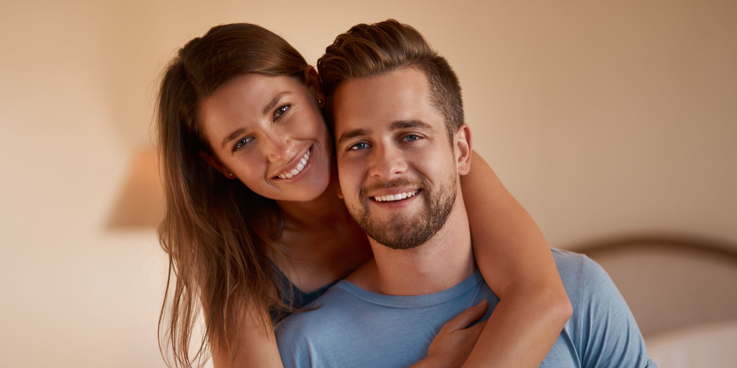 Ein glückliches Paar | Quelle: Shutterstock