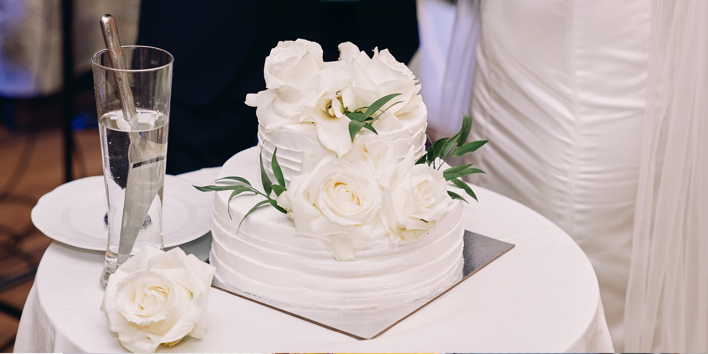 Eine elegante Hochzeitstorte mit frischen weißen Blumen | Quelle: Shutterstock