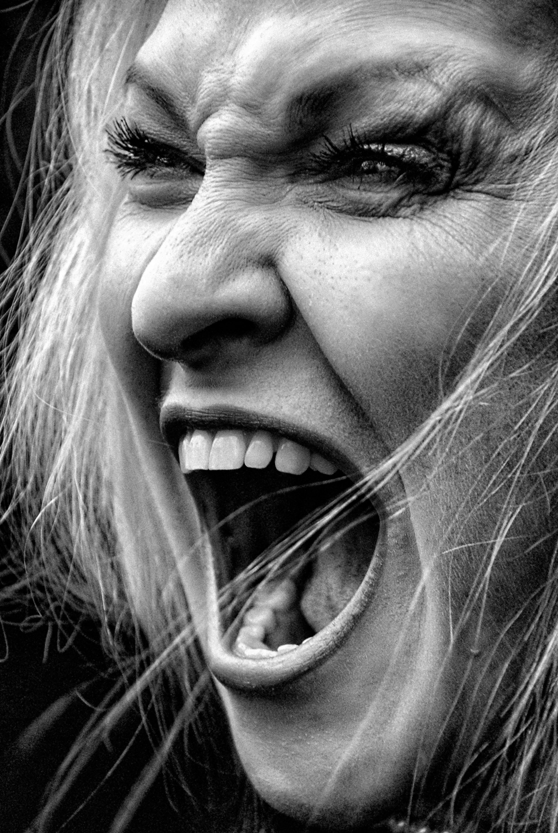 Eine Frau, die jemanden anschreit | Quelle: Unsplash