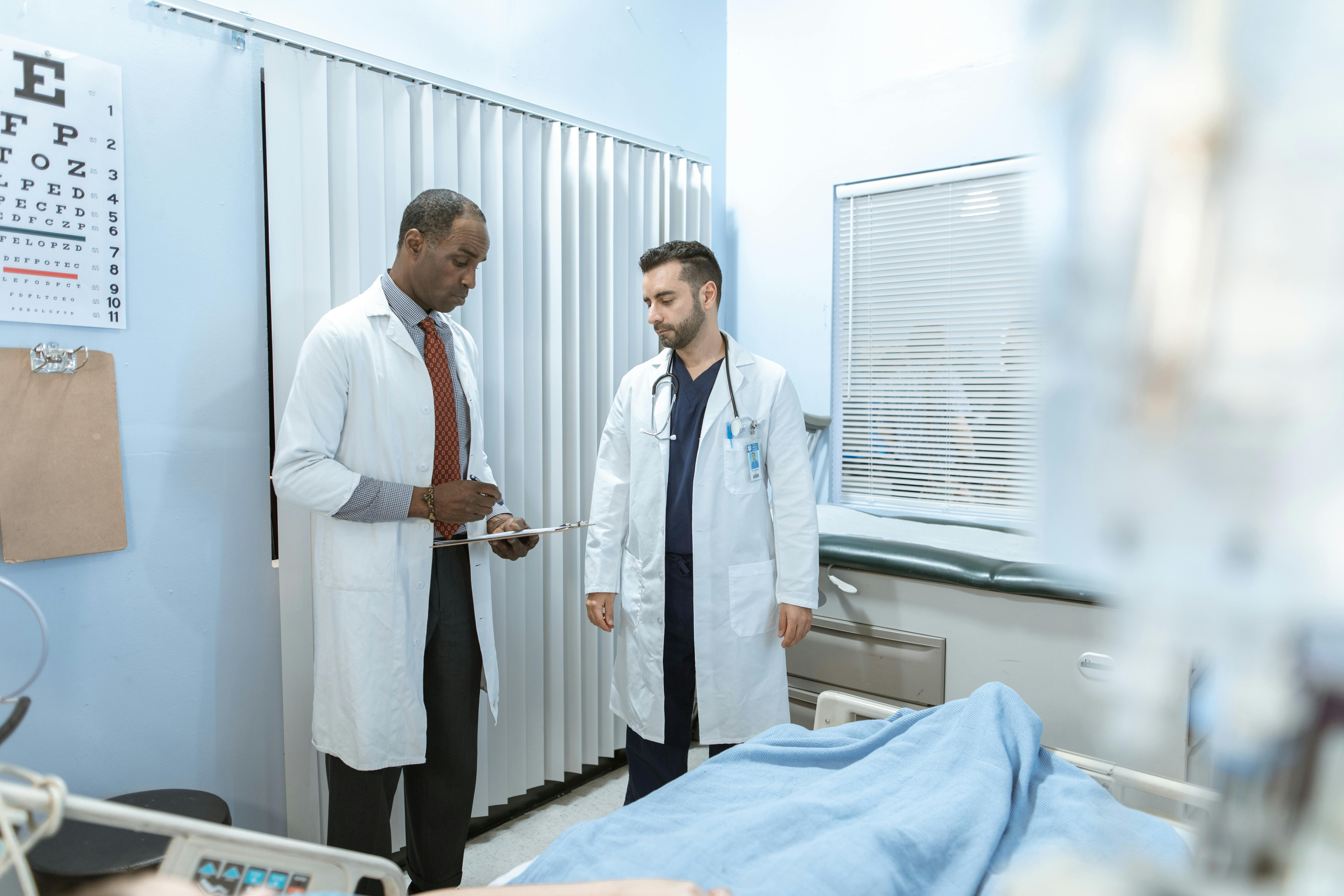 Ärzte im Gespräch mit einem Patienten | Quelle: Pexels
