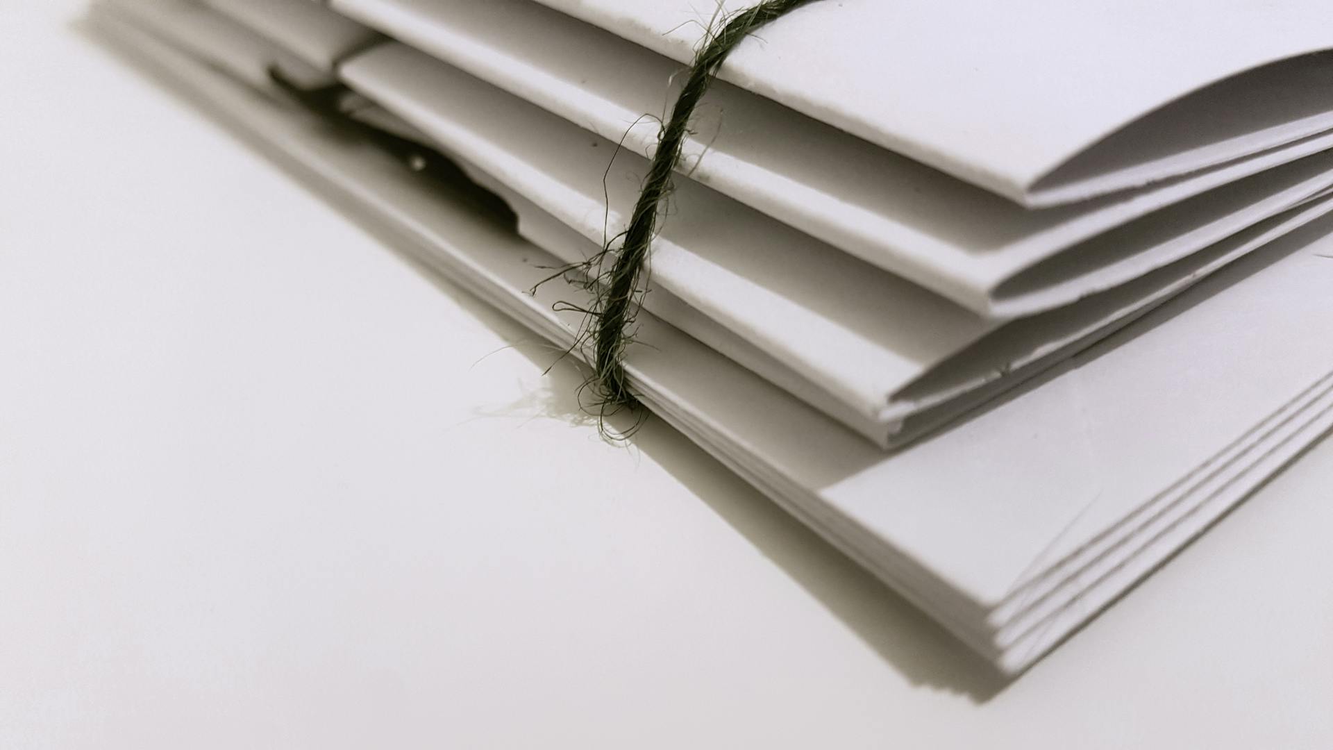 Ordner auf einem Tisch | Quelle: Pexels