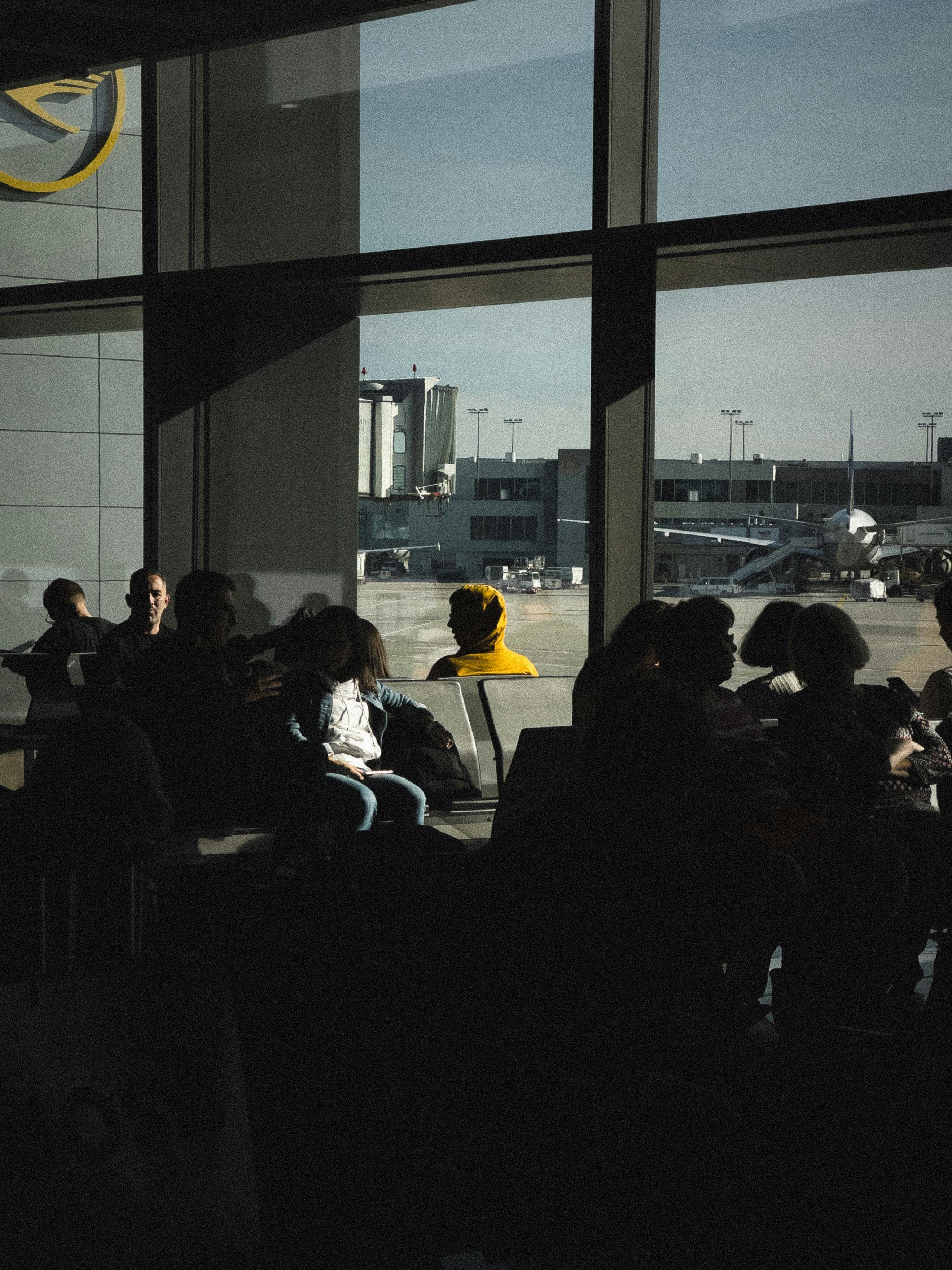 Menschen, die in einem Flughafen sitzen | Quelle: Pexels