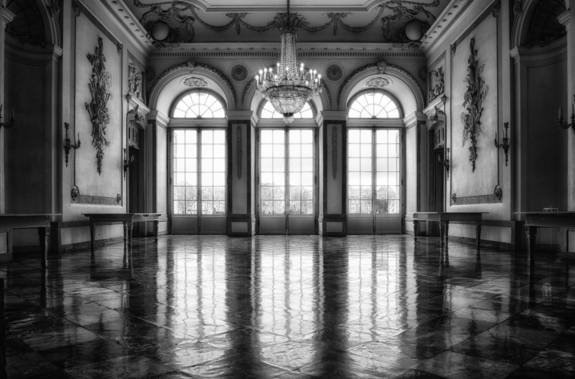 Ein Graustufenfoto aus dem Inneren eines Gebäudes | Quelle: Pexels
