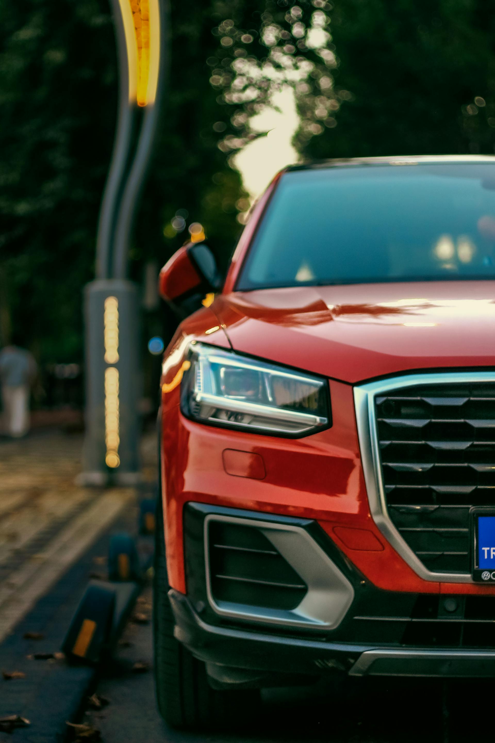 Nahaufnahme eines am Straßenrand geparkten roten Geländewagens | Quelle: Pexels