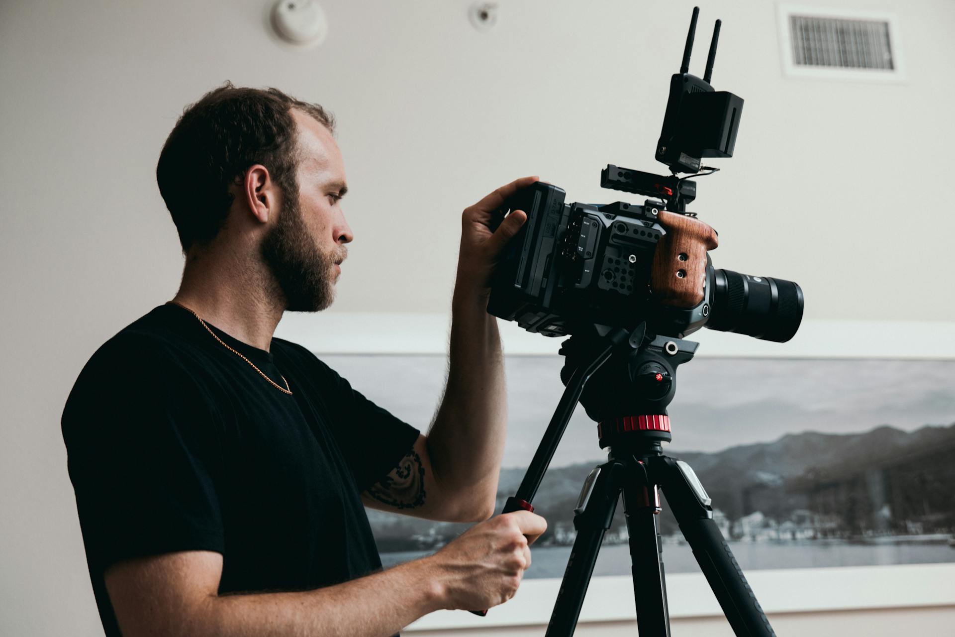 Ein Mann dreht ein Video | Quelle: Pexels
