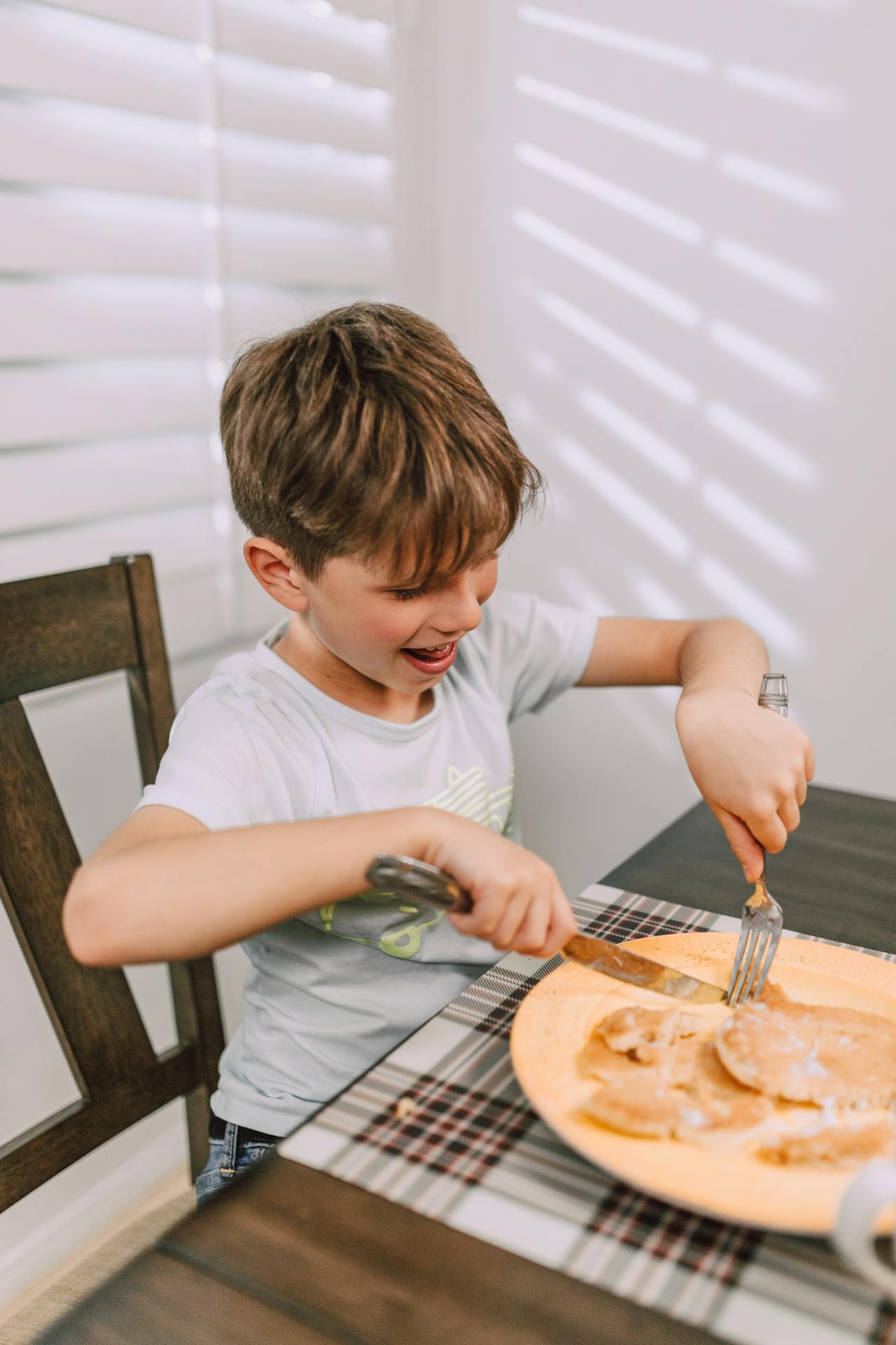 Ein Junge isst seine Mahlzeit | Quelle: Pexels