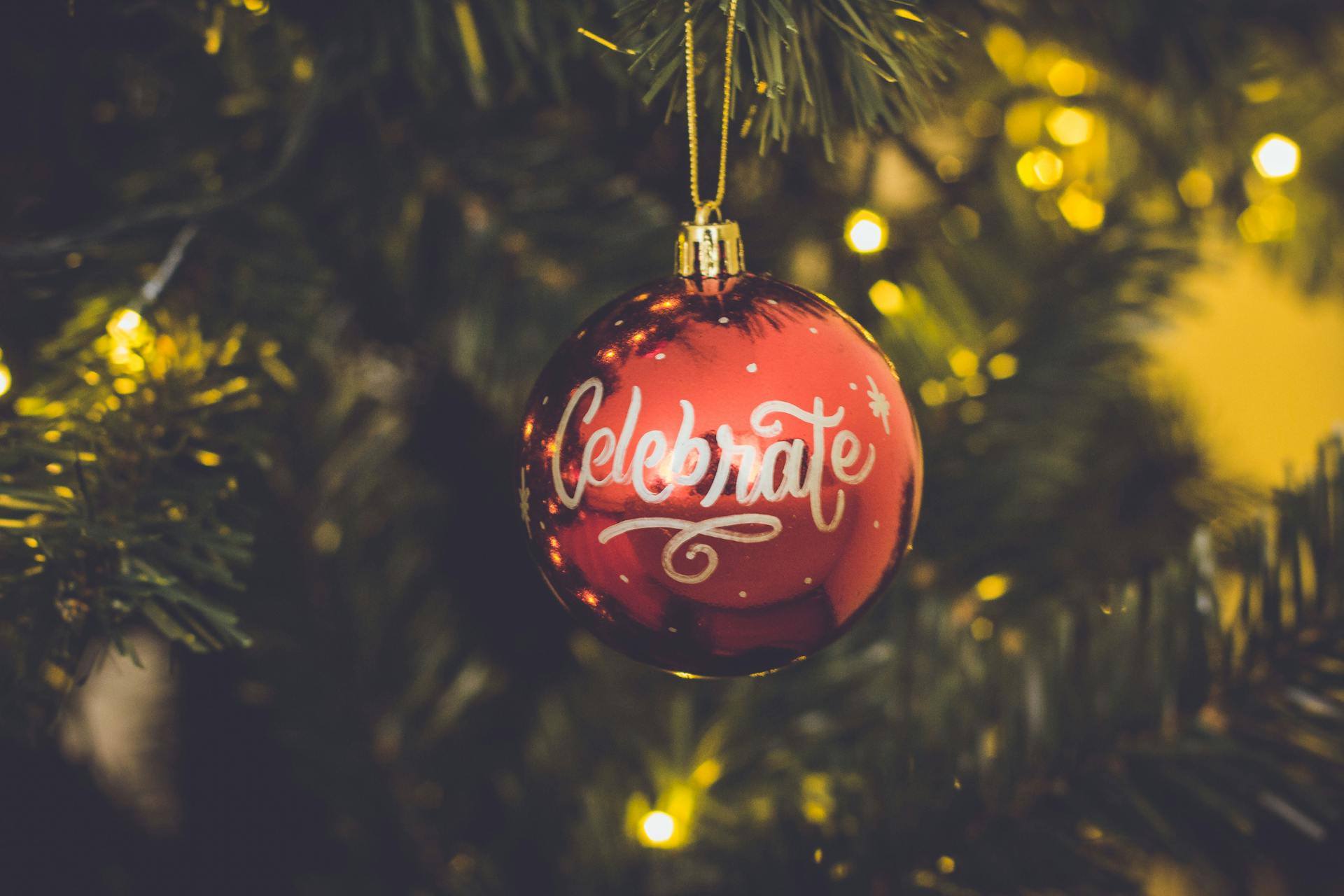 Eine Christbaumkugel auf einem Weihnachtsbaum | Quelle: Pexels