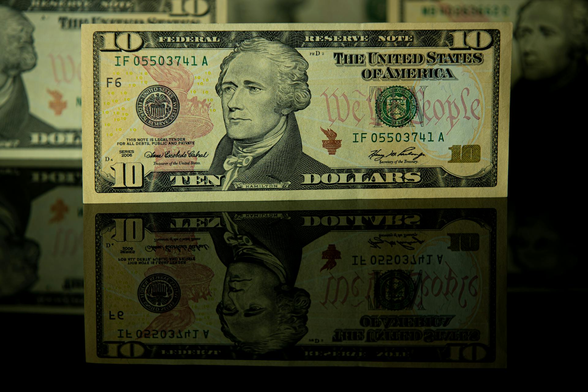 Eine Nahaufnahme eines Zehn-Dollar-Scheins | Quelle: Pexels