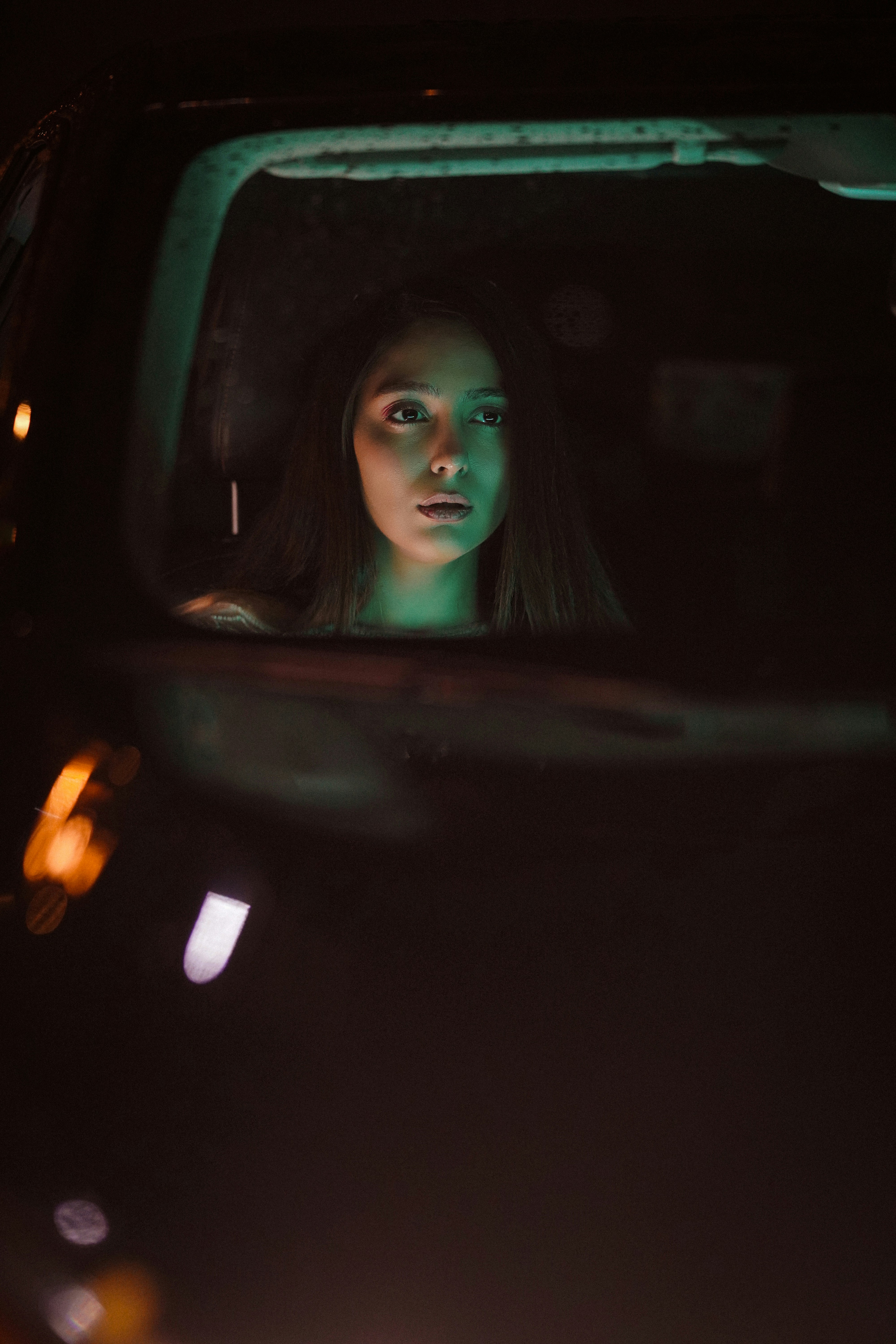 Eine Frau mit leerem Blick, die in einem Auto sitzt | Quelle: Unsplash