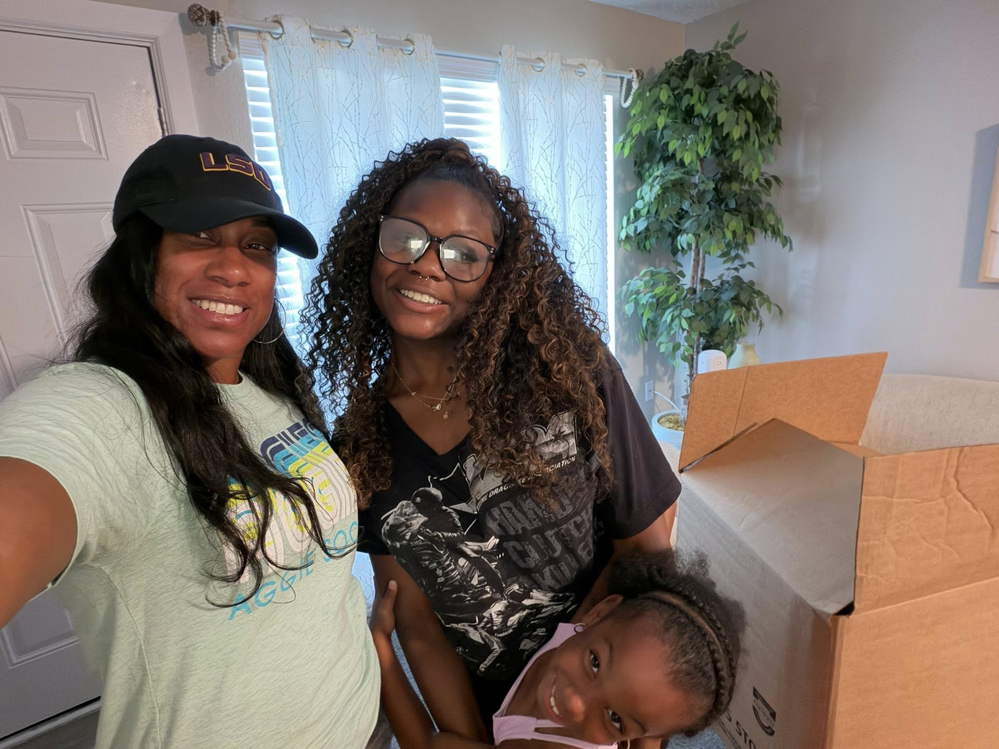 Sherqueena Jackson, Courtney Hodge und Carter, auf einem Foto vom 10. Mai 2026 | Quelle: Facebook/Sherqueena Myles Jackson