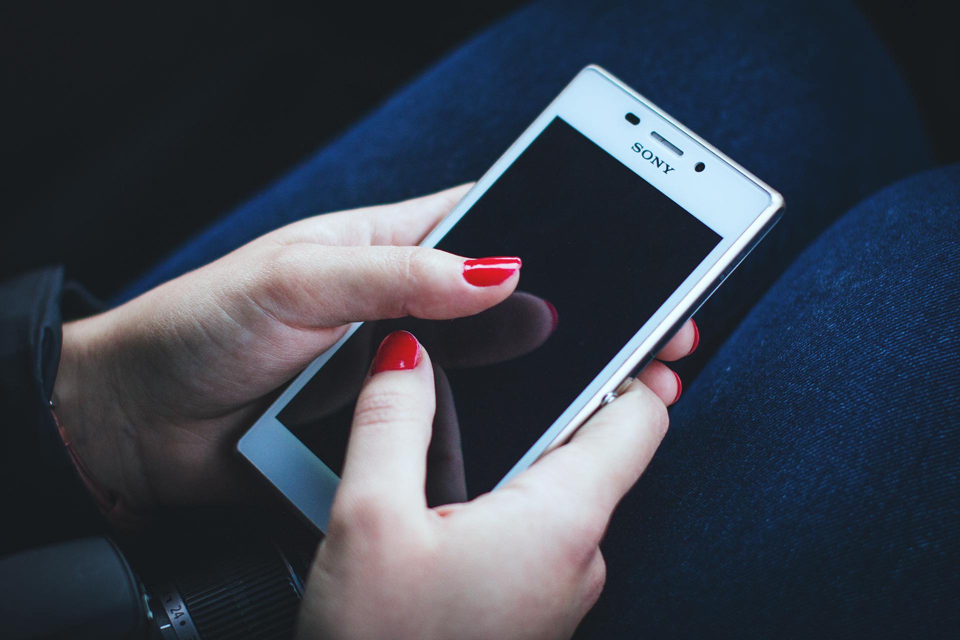 Eine Frau hält ein Handy in der Hand | Quelle: Pexels