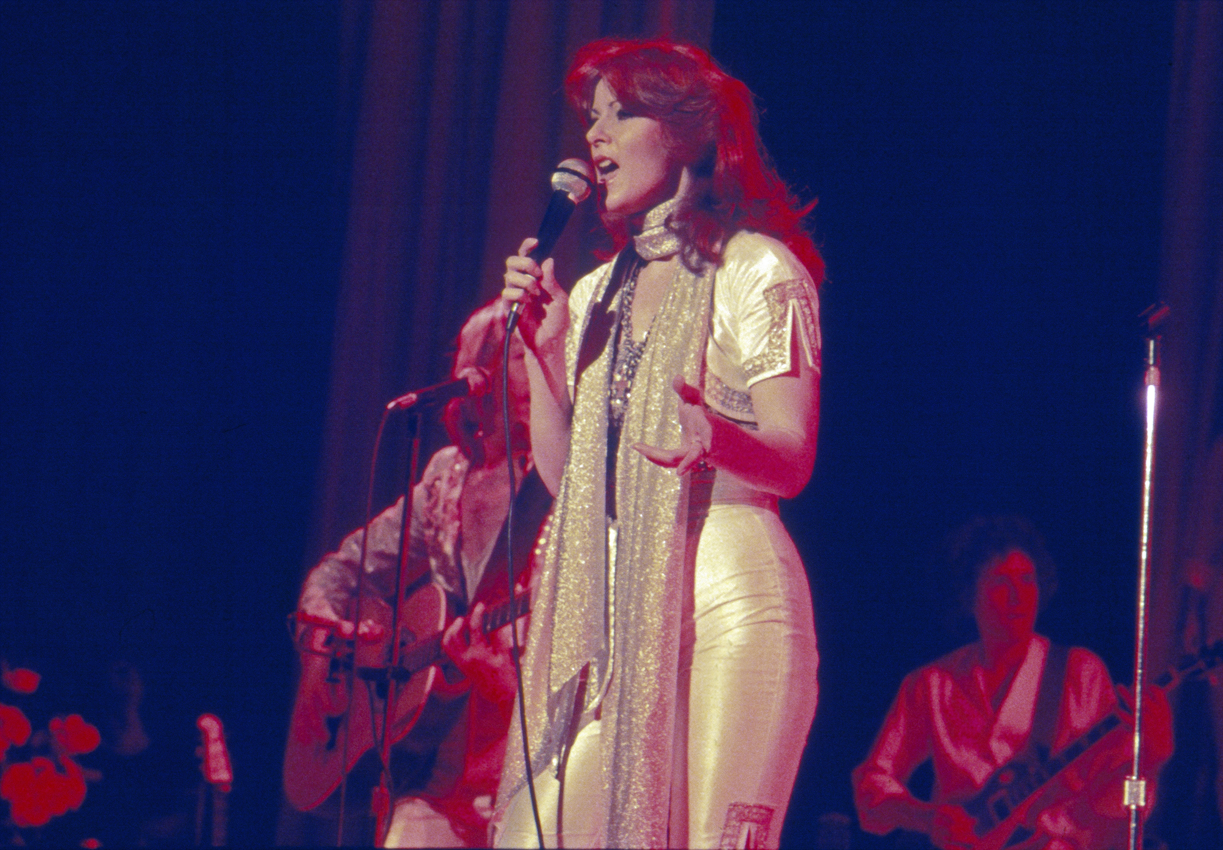 Anni-Frid Lyngstad von der schwedischen Popgruppe ABBA beim Konzert in Hamburg am 10. Februar 1977. | Quelle: Getty Images