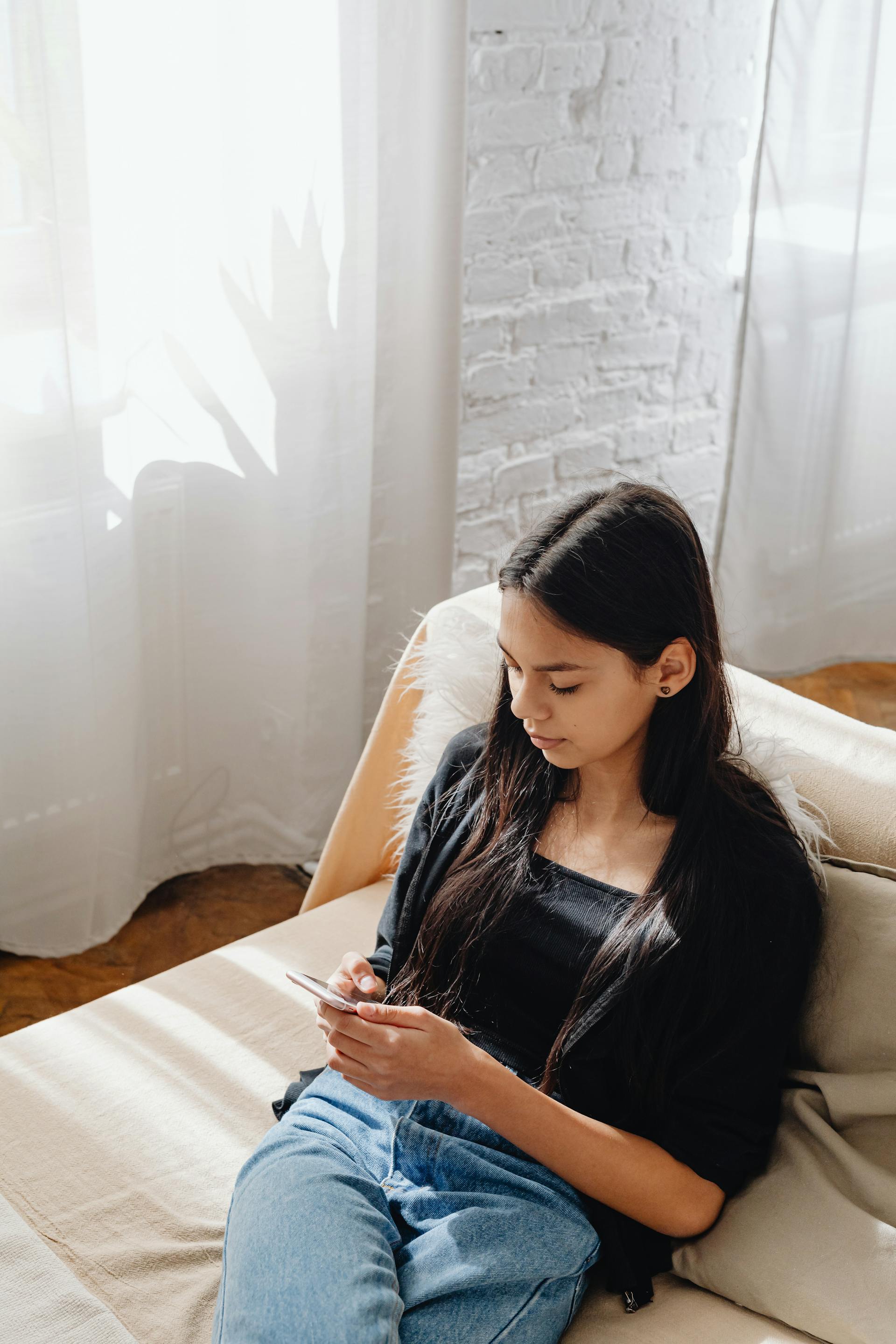 Eine Frau benutzt ihr Handy | Quelle: Pexels