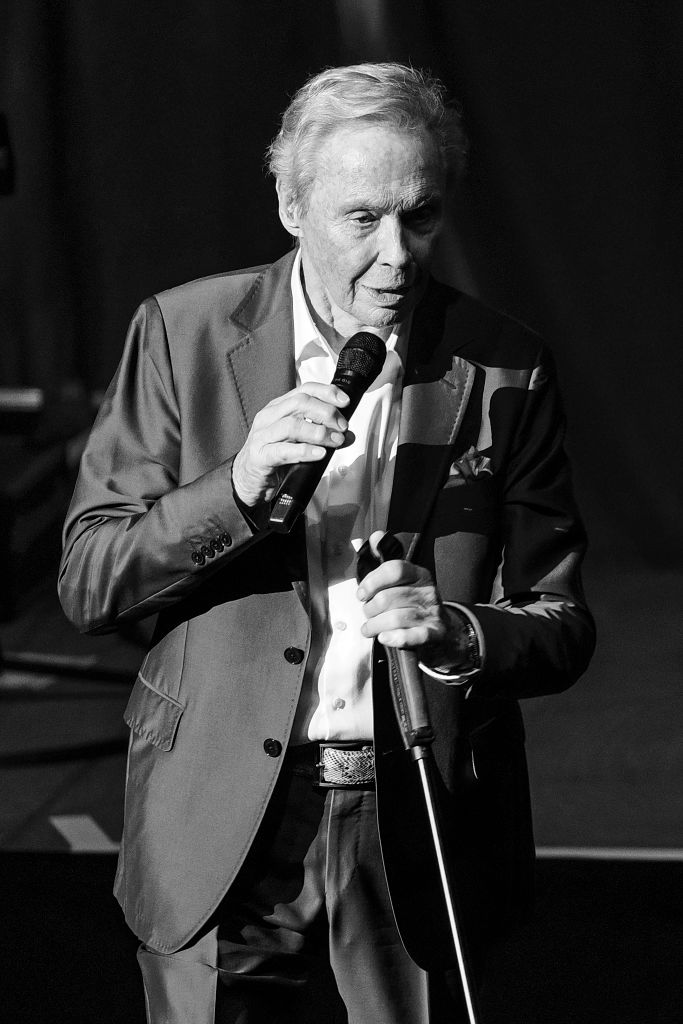 Peter Kraus tritt live auf der Bühne des Friedrichstadtpalastes am 14. Oktober 2024 in Berlin auf | Quelle: Getty Images