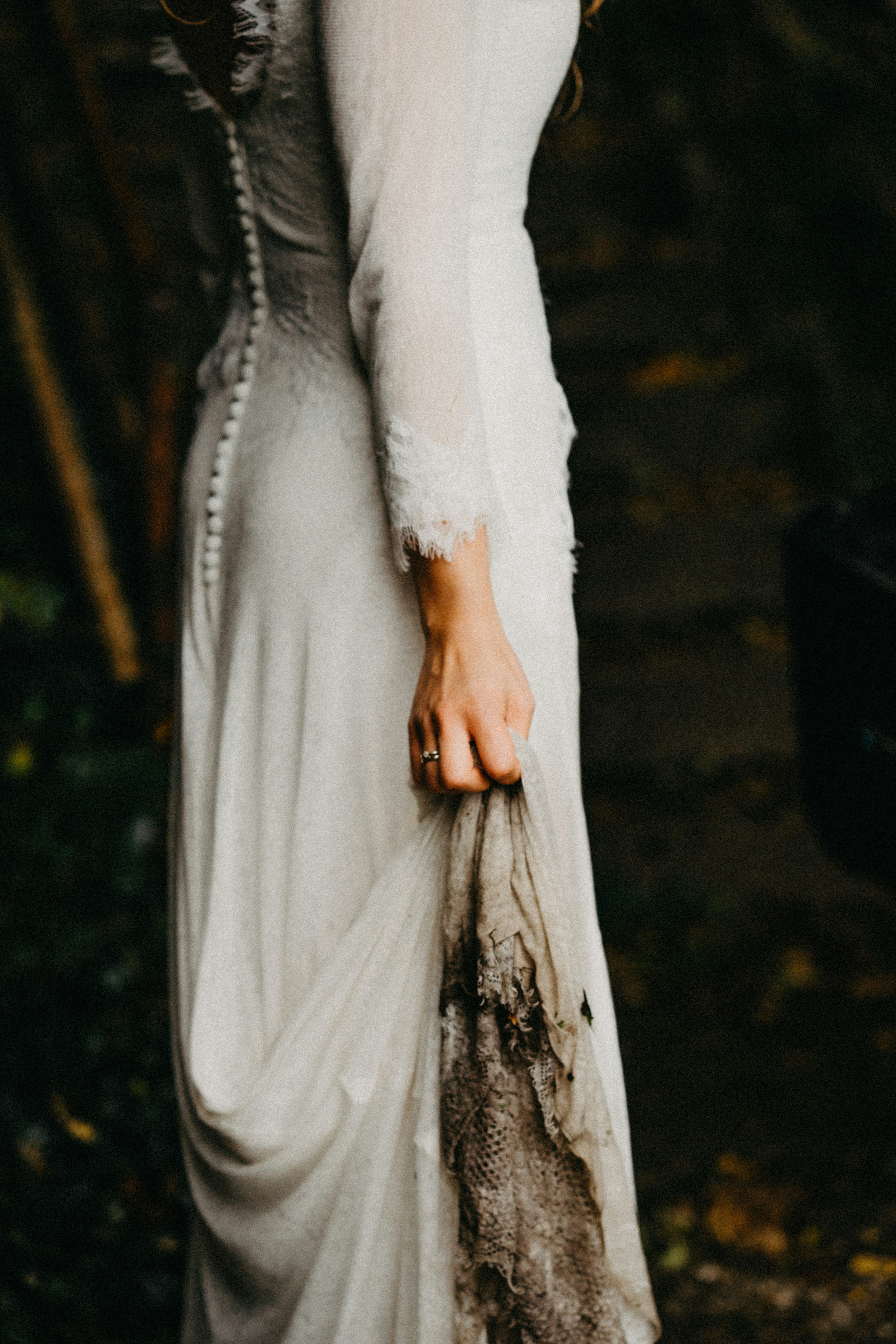 Frau im befleckten Hochzeitskleid | Quelle: Unsplash