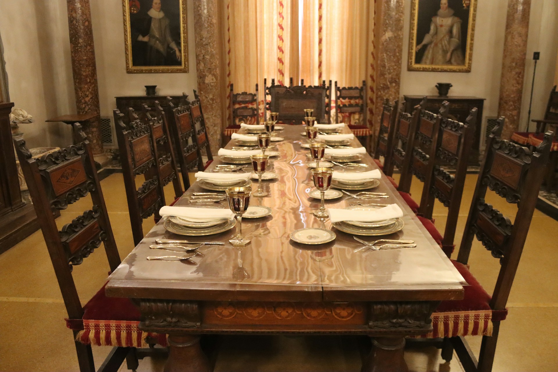 Ein gedeckter Tisch für ein formelles Abendessen | Quelle: Unsplash