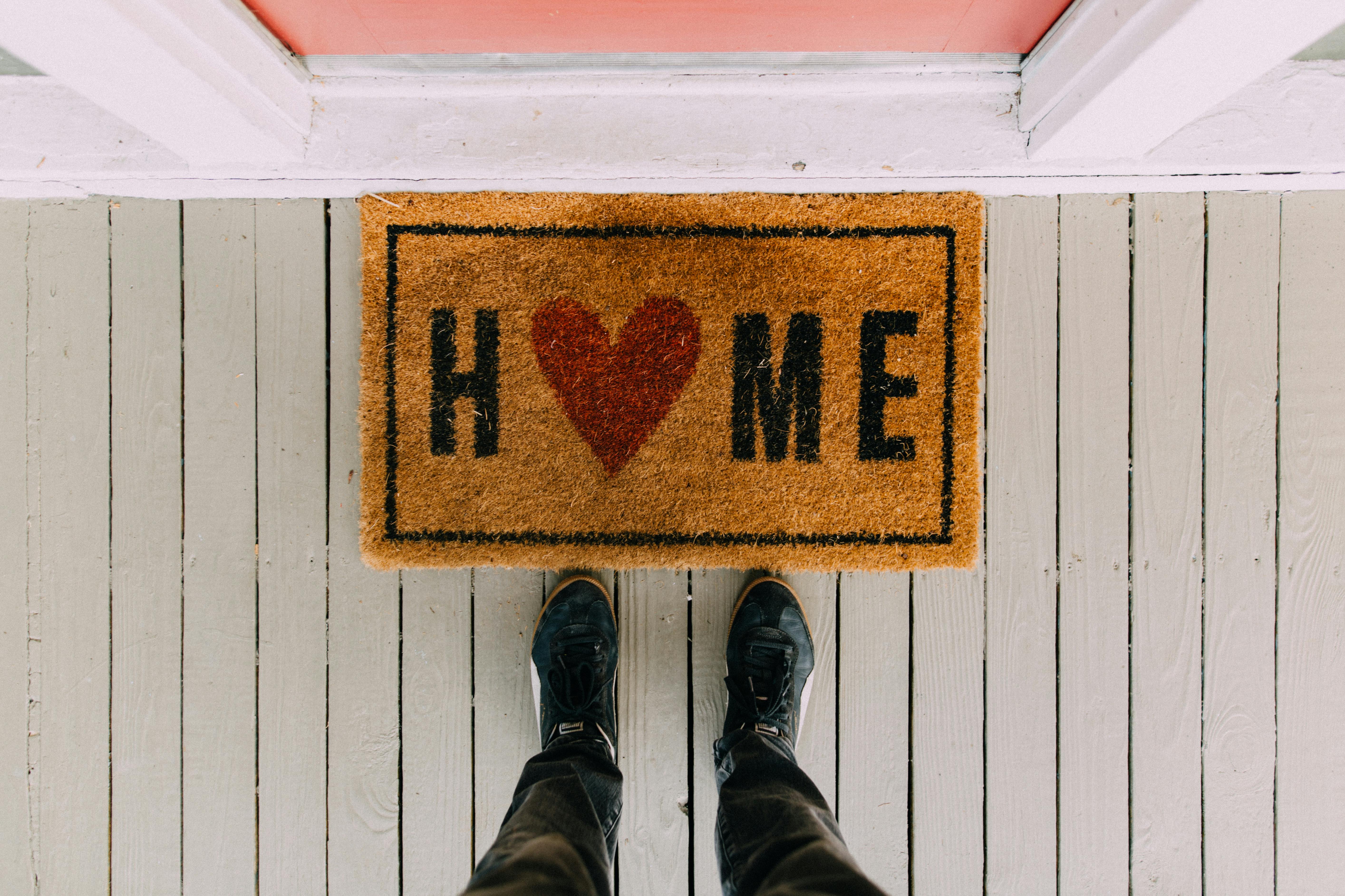 Eine Person, die auf einer Veranda steht | Quelle: Pexels