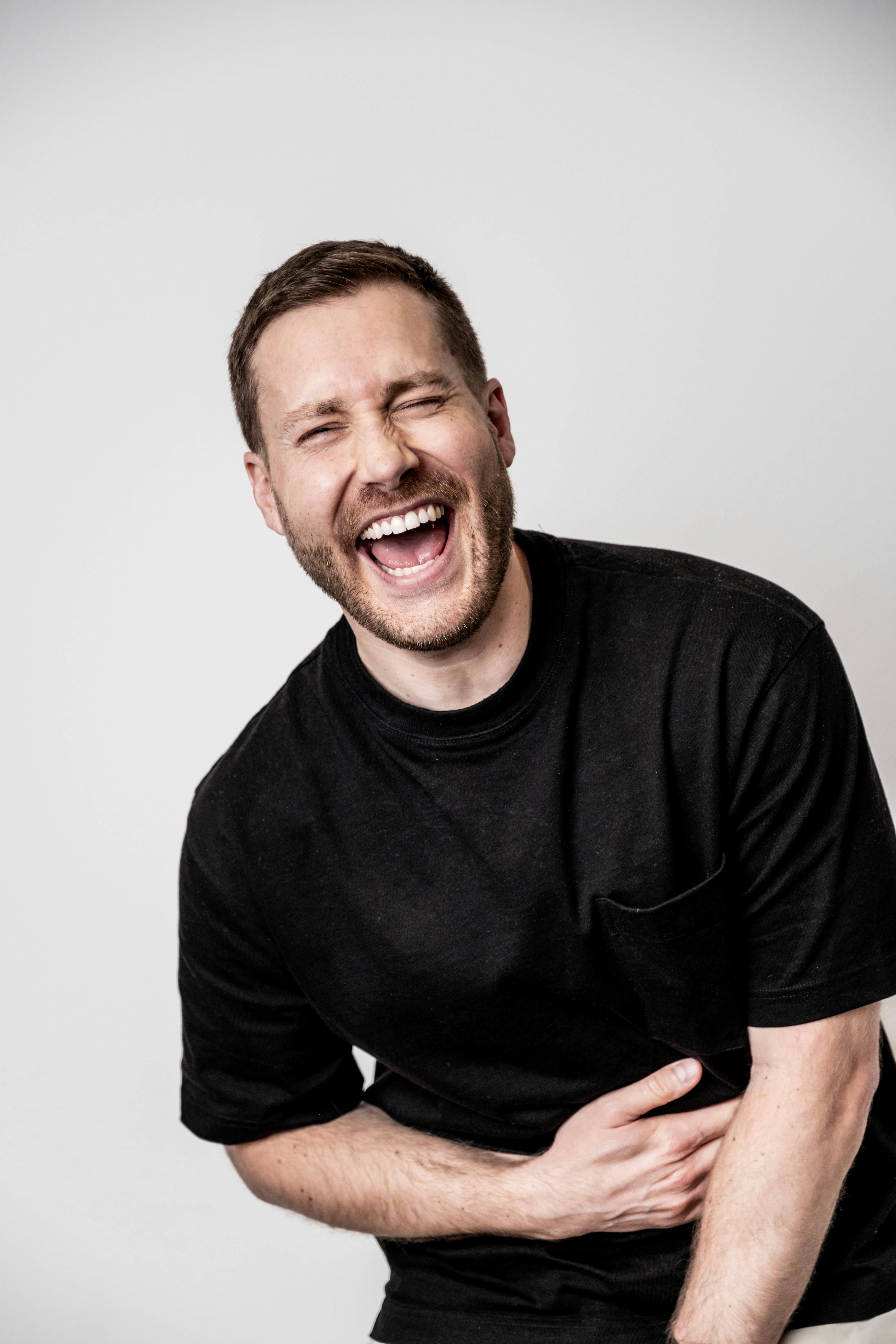 Ein glücklicher Mann, der lacht | Quelle: Pexels