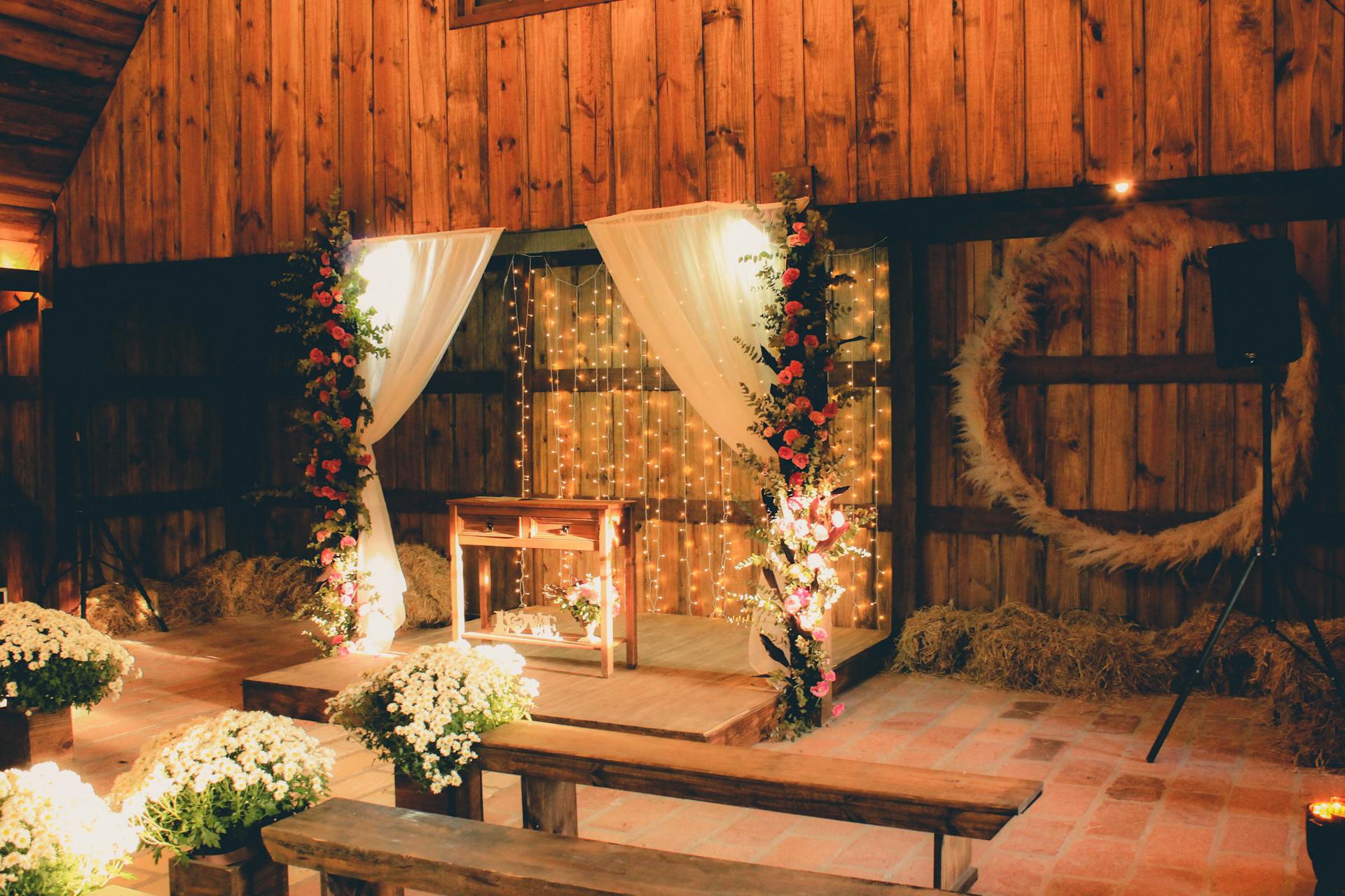 Eine Kapelle, bereit für eine Hochzeit | Quelle: Pexels