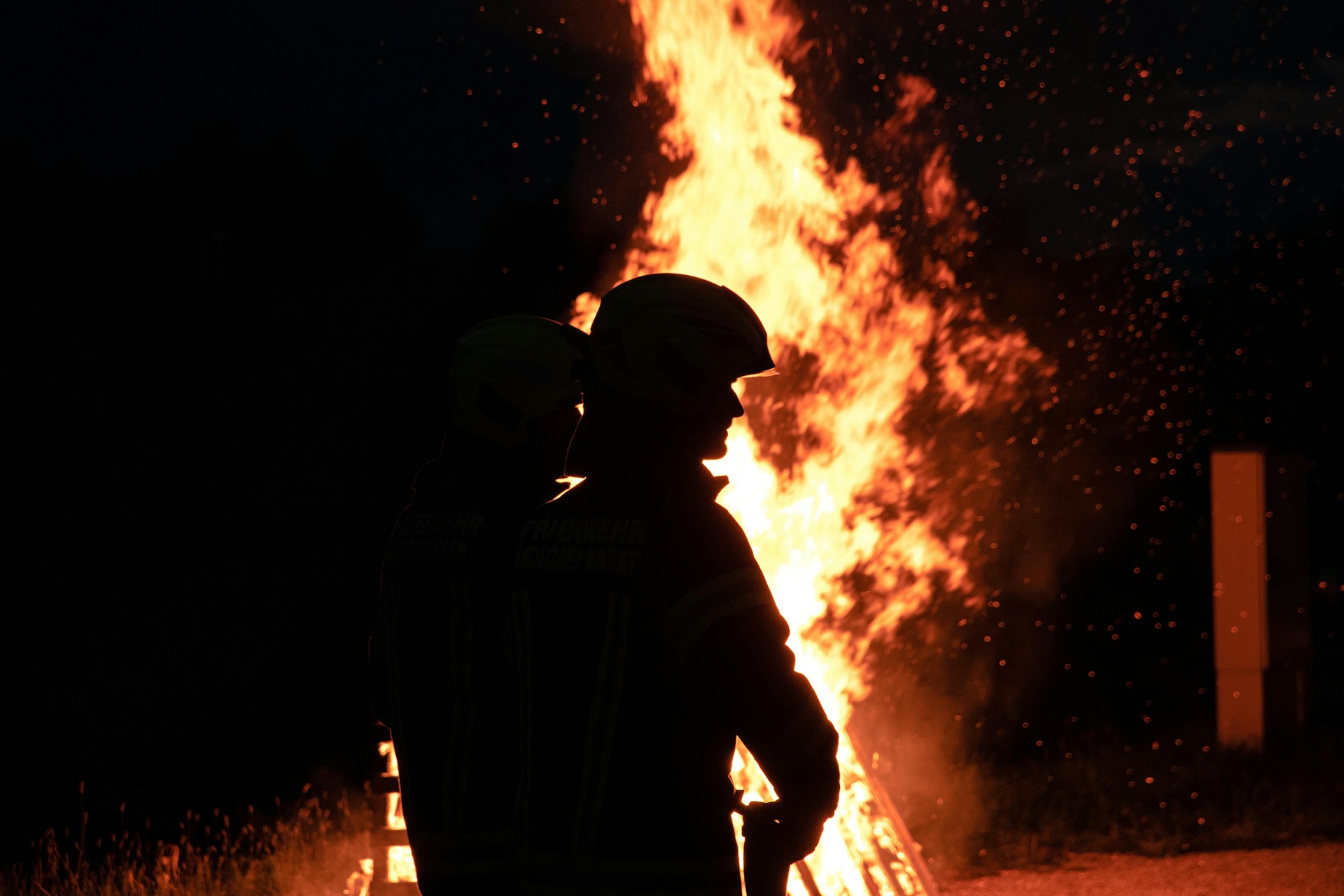 Ein Feuerwehrmann im Dienst | Quelle: Unsplash