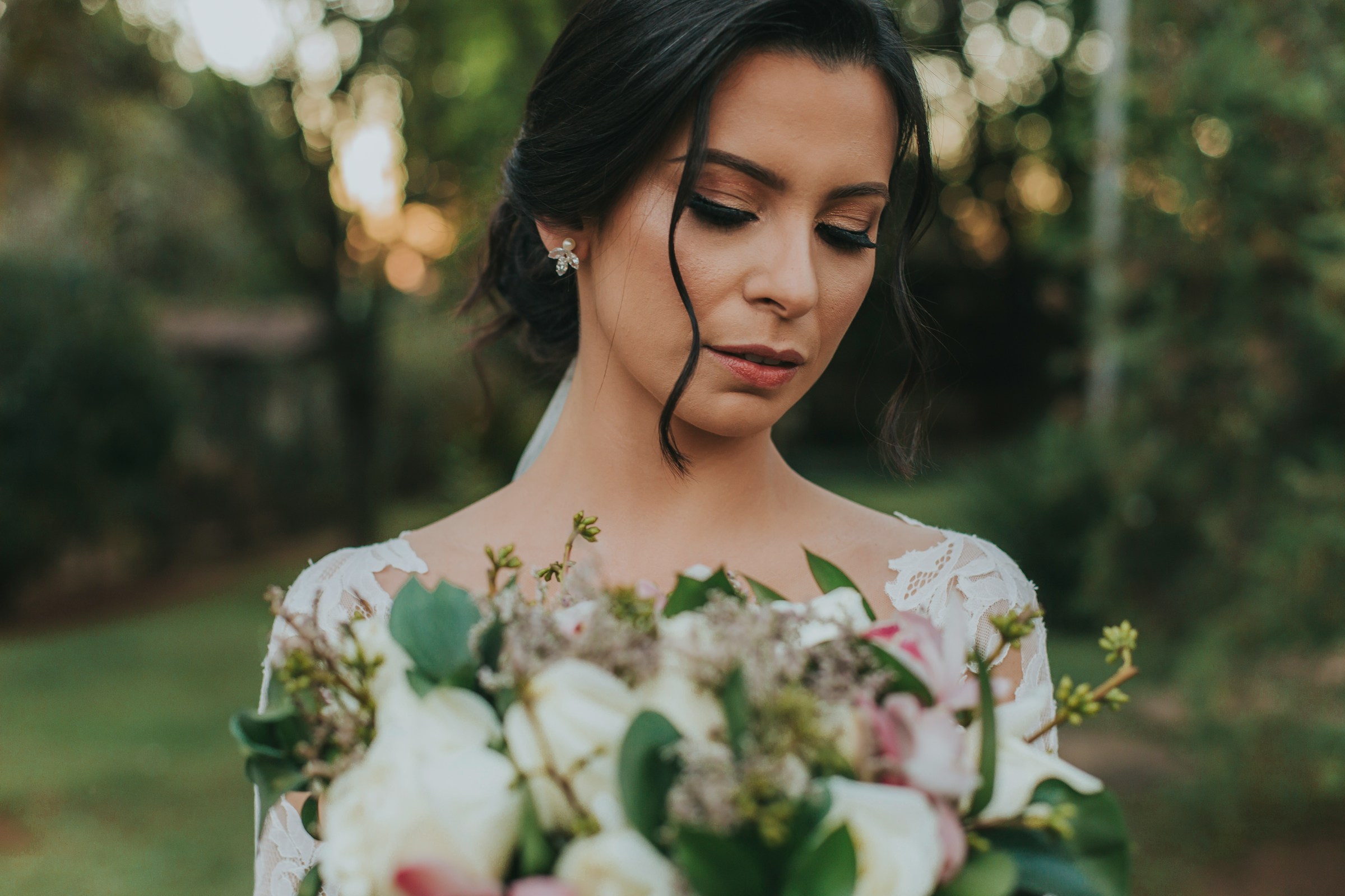Eine traurig dreinblickende Braut | Quelle: Unsplash