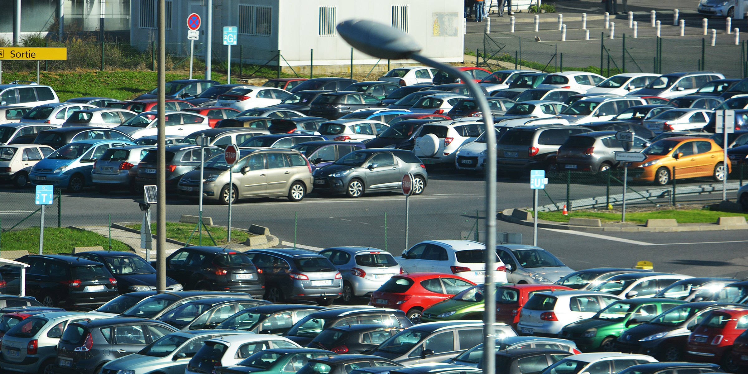 Autos auf einem Parkplatz | Quelle: Flickr