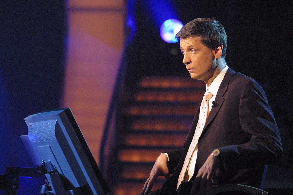 Günther Jauch, RTL-Quizshow "Wer wird Millionär?", 2001 | Quelle: Getty Images
