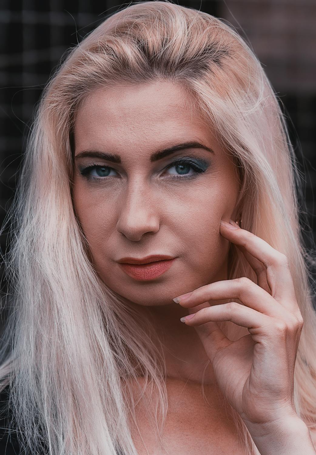 Eine ernste blonde Frau | Quelle: Pexels