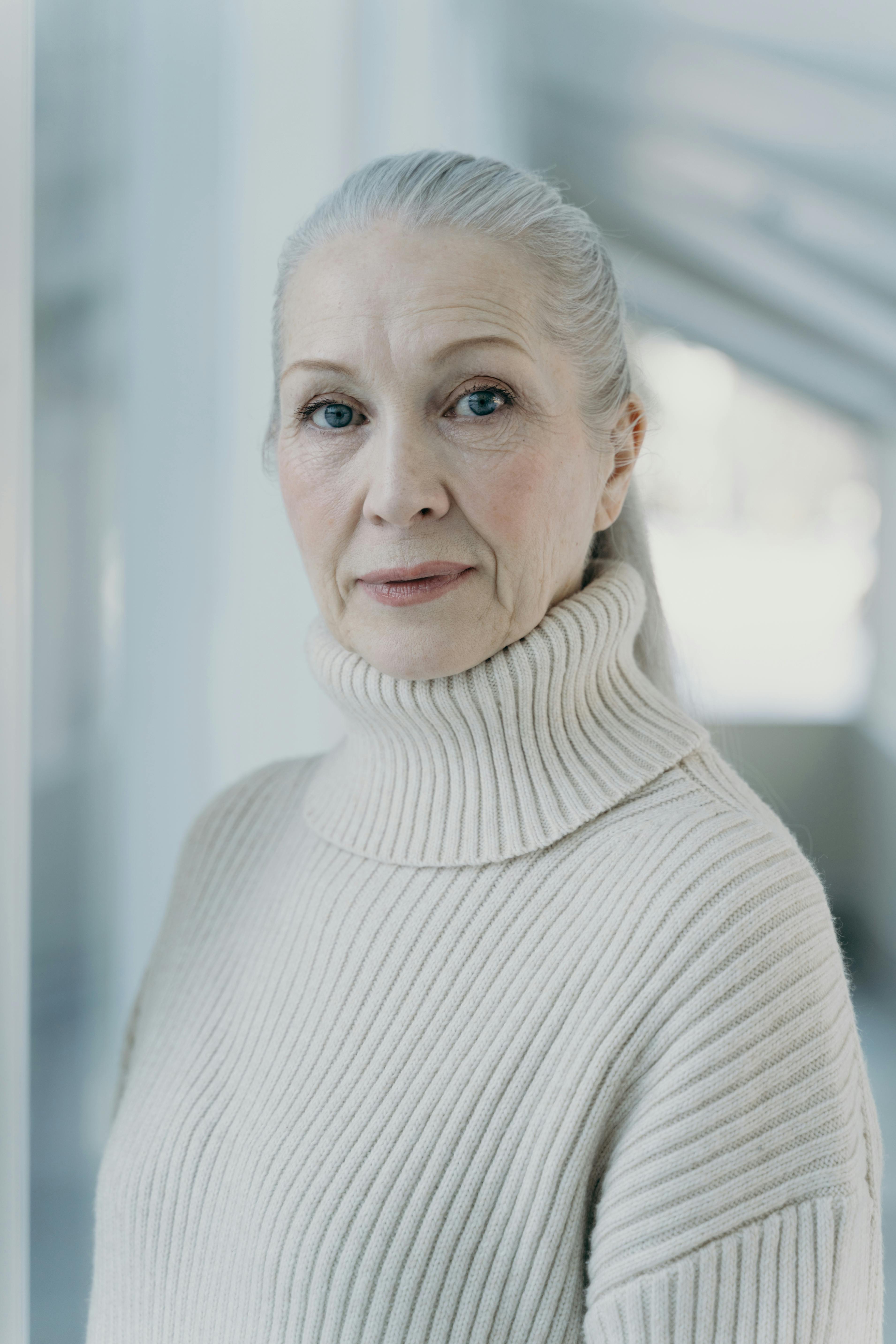 Ältere Frau in einem Rollkragenpullover | Quelle: Pexels