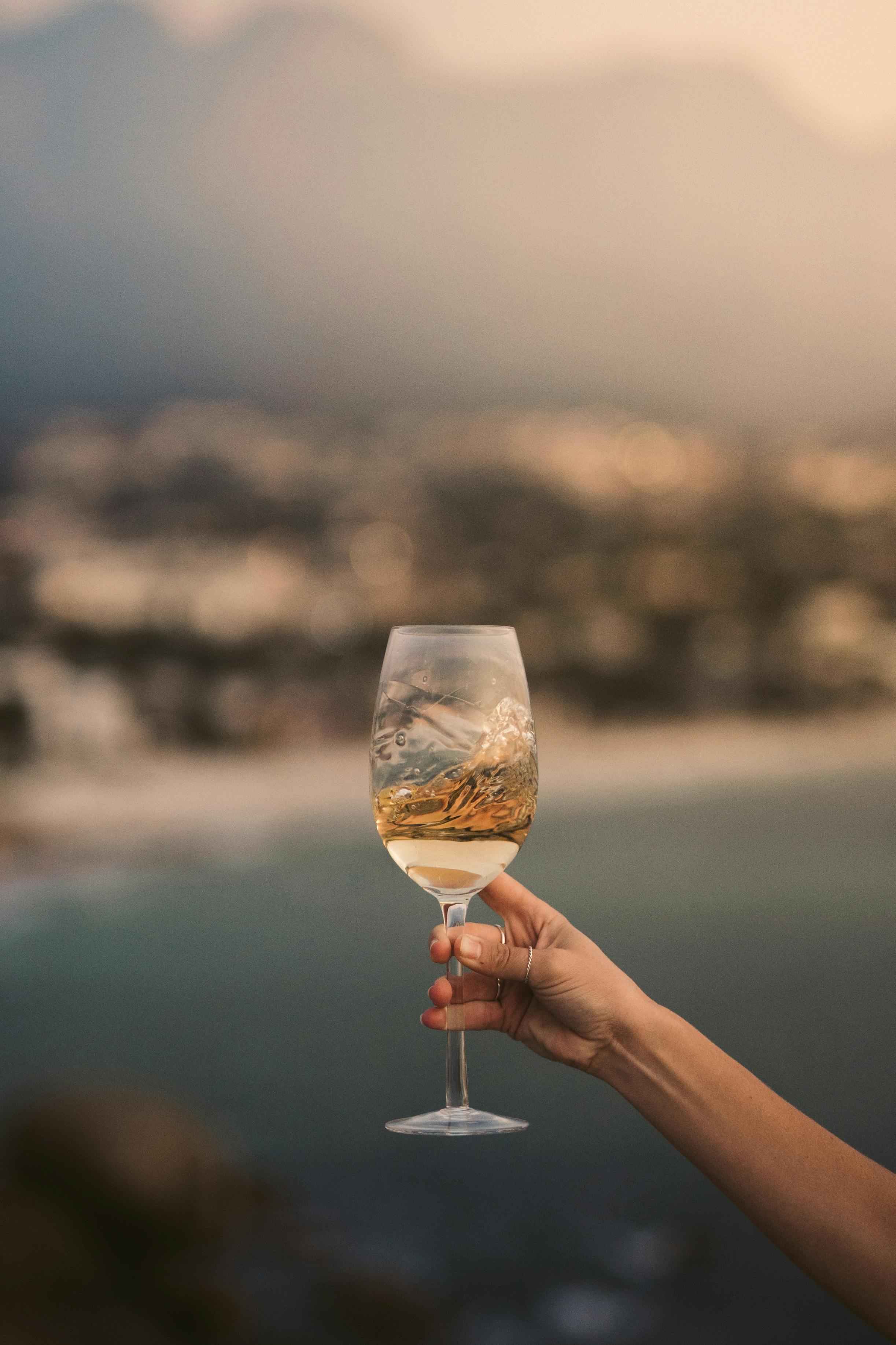 Die Hand einer Frau, die ein Glas Champagner hält | Quelle: Pexels