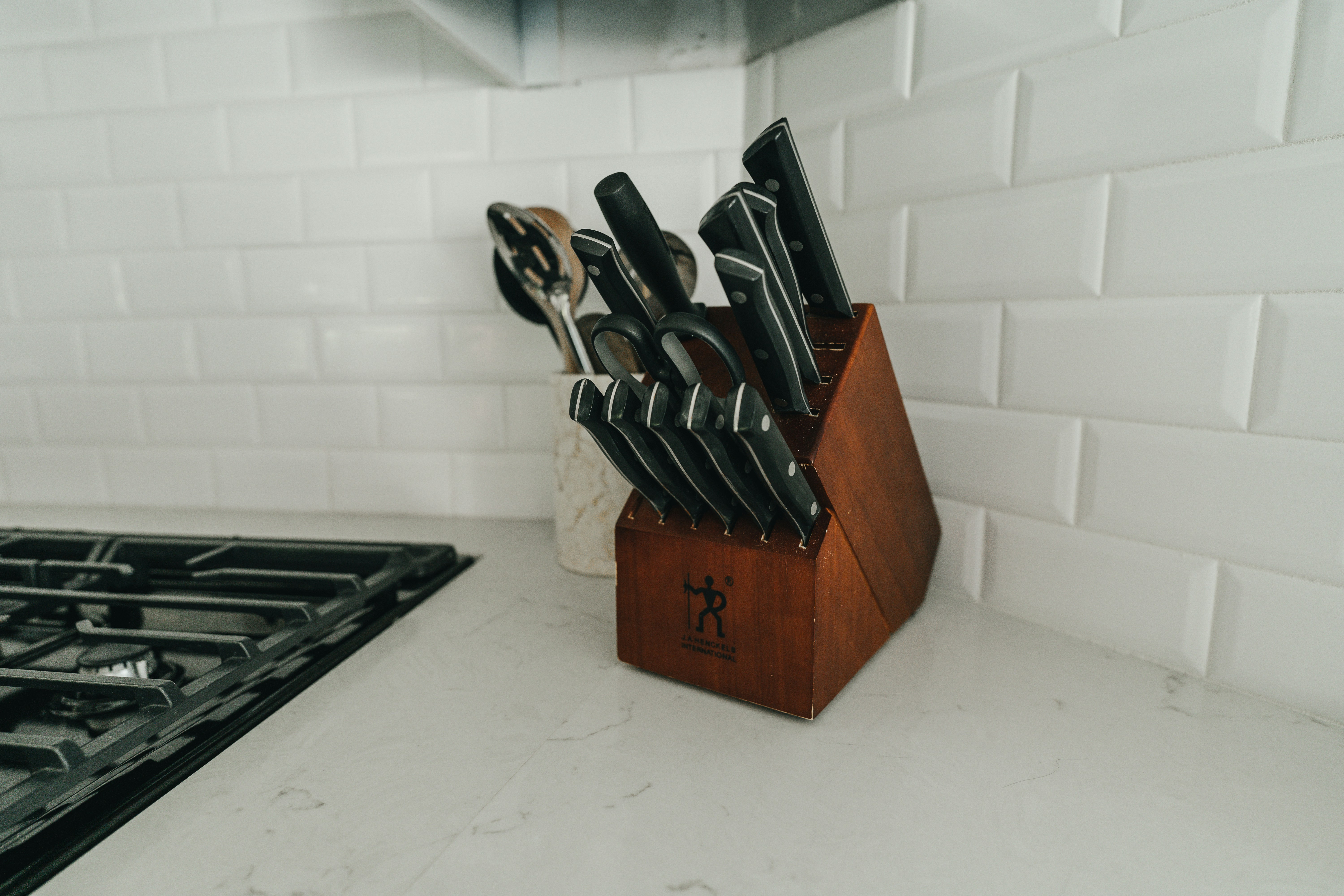 Ein Messerblock auf einer Küchentheke | Quelle: Unsplash
