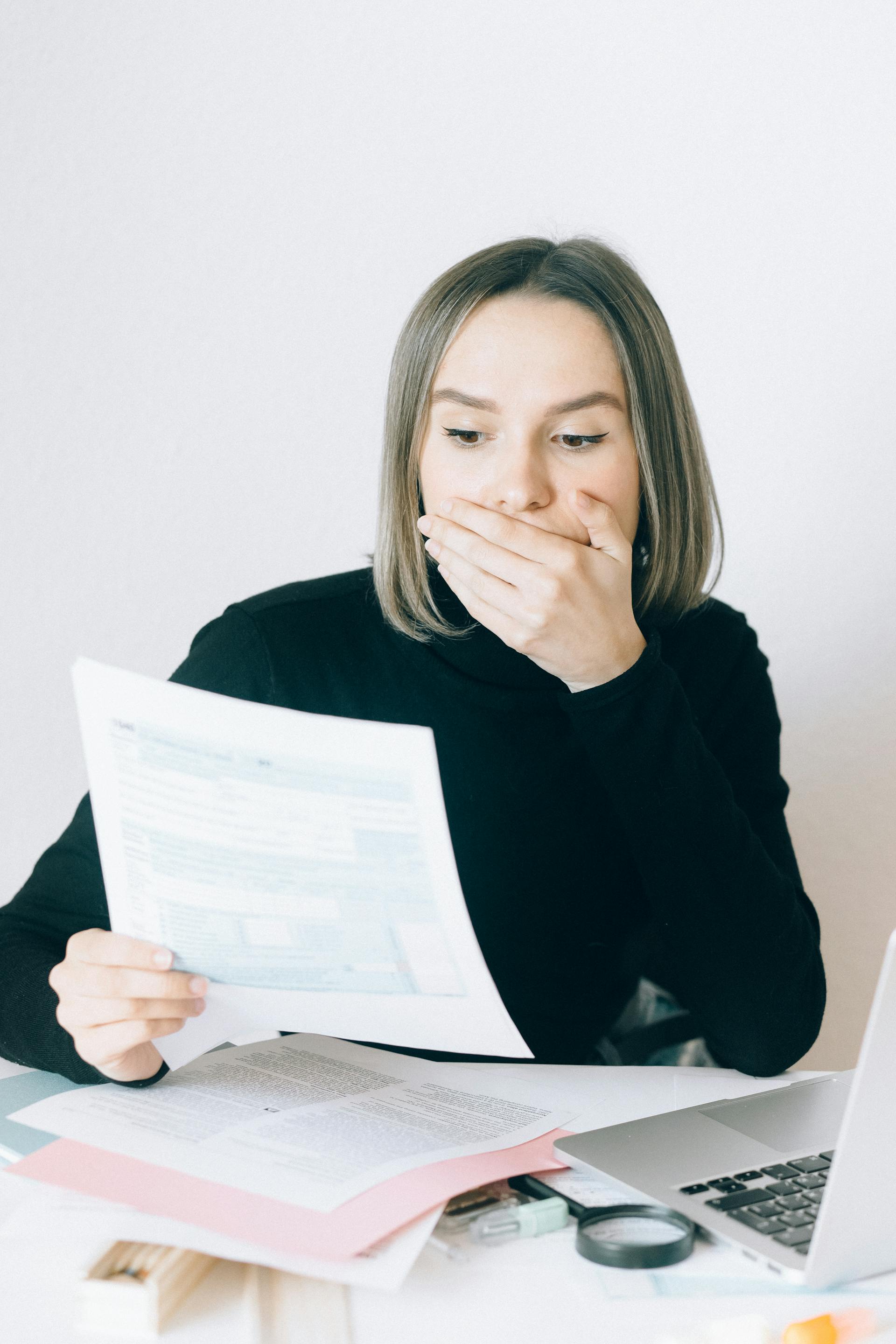 Eine schockierte Frau, die etwas liest | Quelle: Pexels