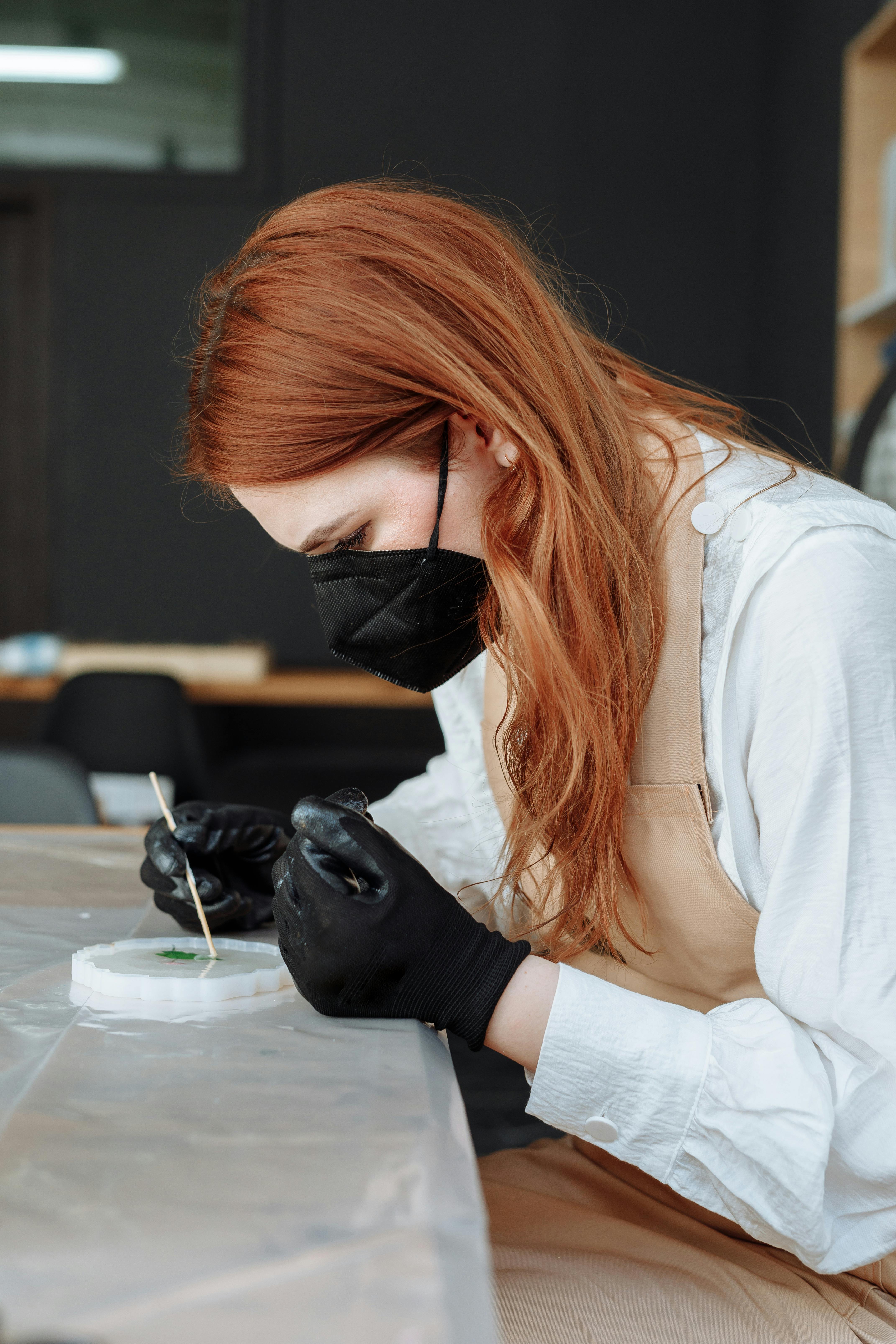 Eine Frau macht Kunstwerke | Quelle: Pexels
