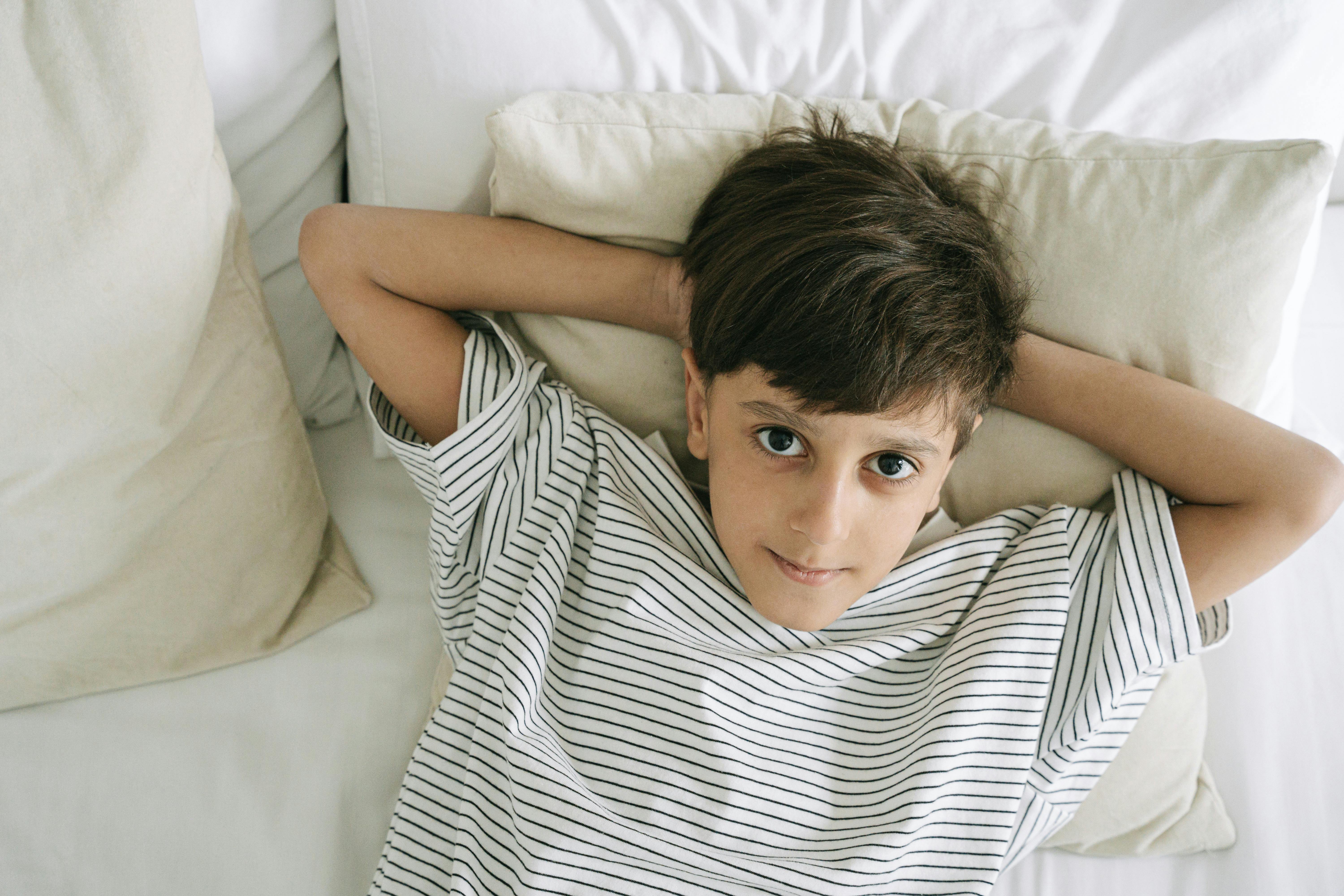 Ein Junge liegt wach im Bett | Quelle: Pexels