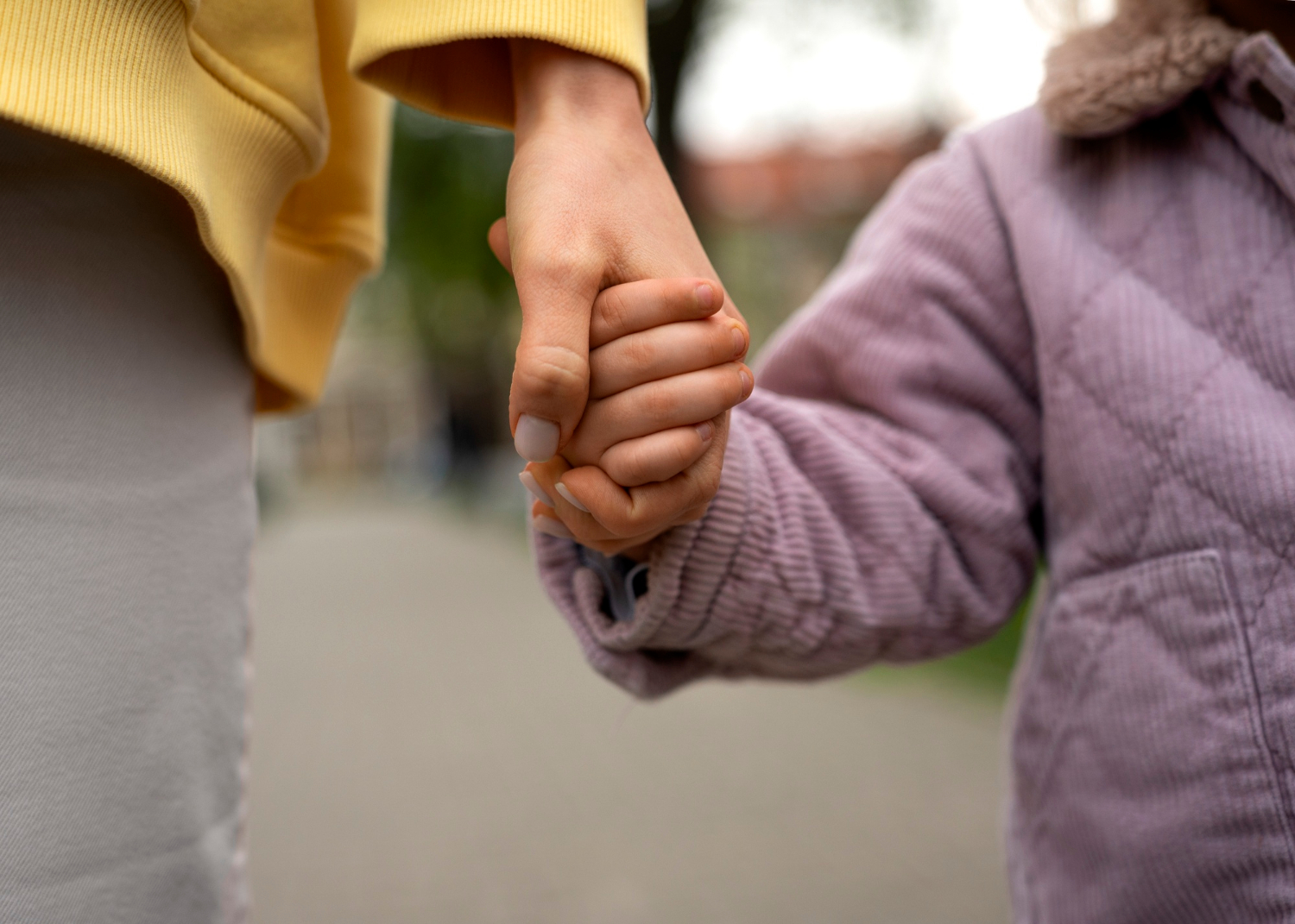 Eine Frau hält die Hand eines Kindes | Quelle: Freepik