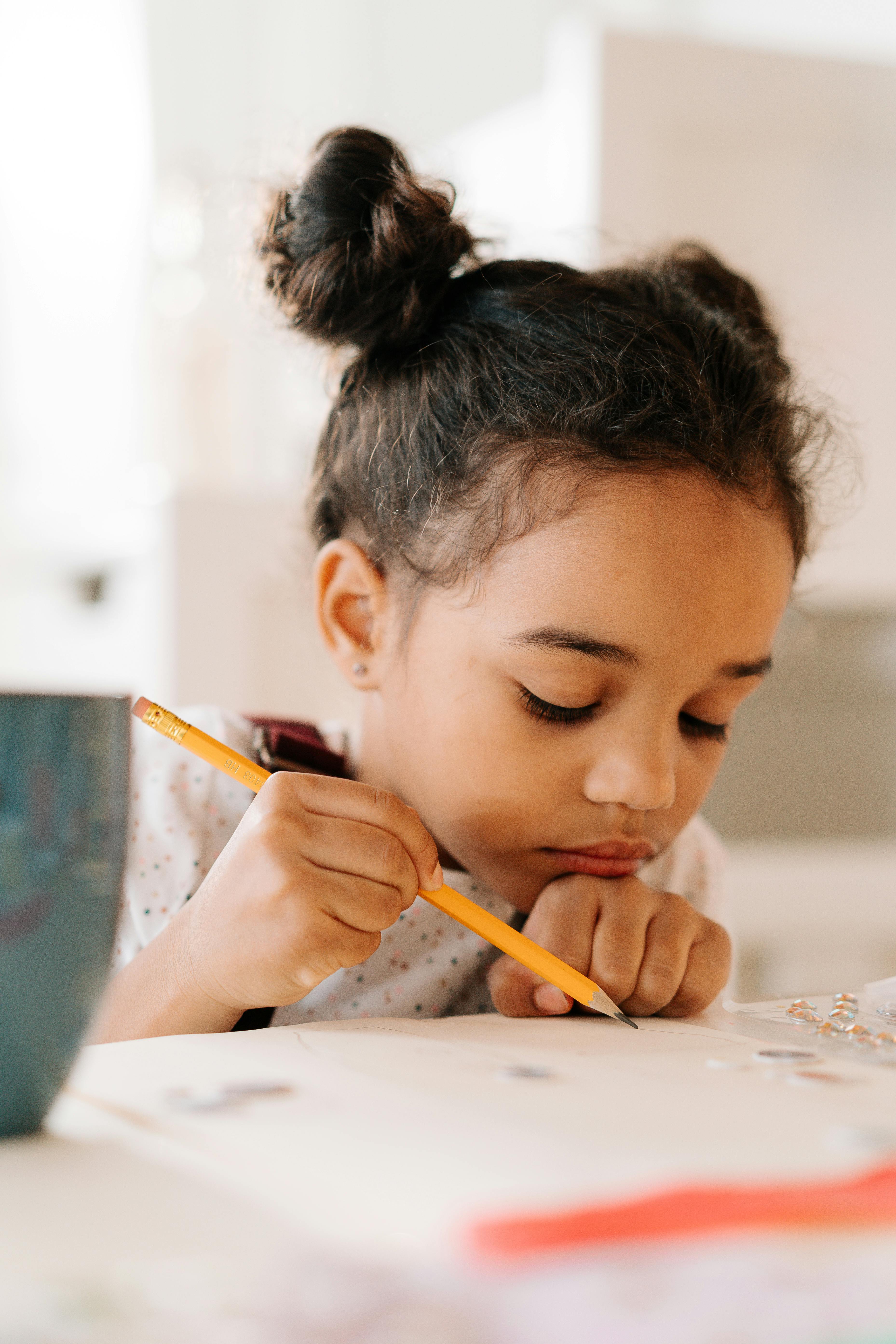 Mädchen hält einen Bleistift | Quelle: Pexels