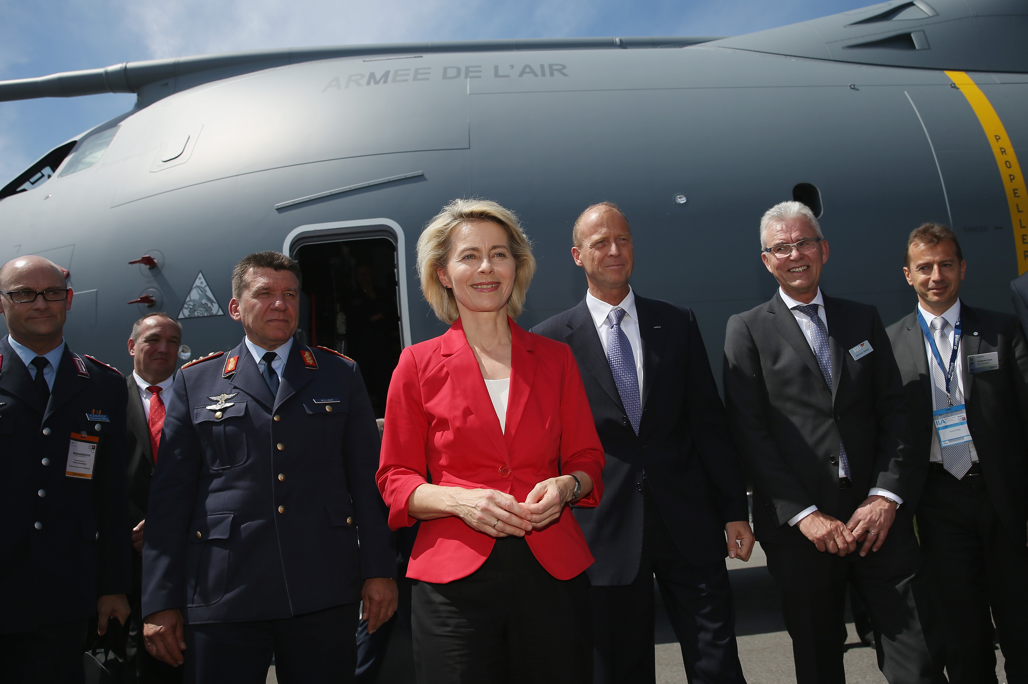 Die deutsche Verteidigungsministerin Ursula von der Leyen und Thomas Enders (3. von rechts), CEO von Airbus, posieren neben einem Airbus A400M-Transportflugzeug auf der ILA 2014 Berlin Air Show am 21. Mai 2014 in Schönefeld, Deutschland. Die ILA 2014 ist vom 20. bis 25. Mai geöffnet | Quelle: Getty Image