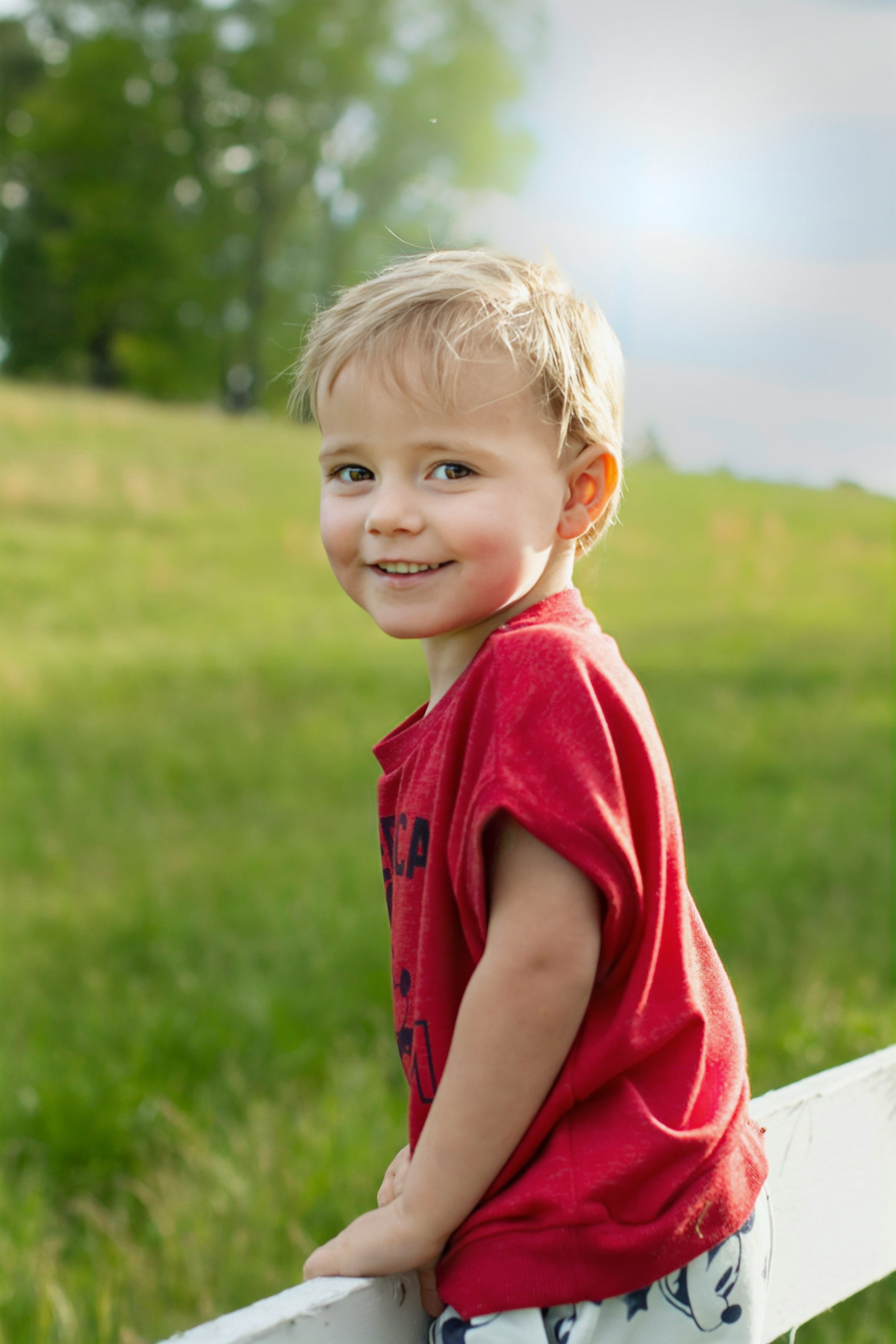 Ein glücklicher kleiner Junge, der im Freien steht | Quelle: Unsplash