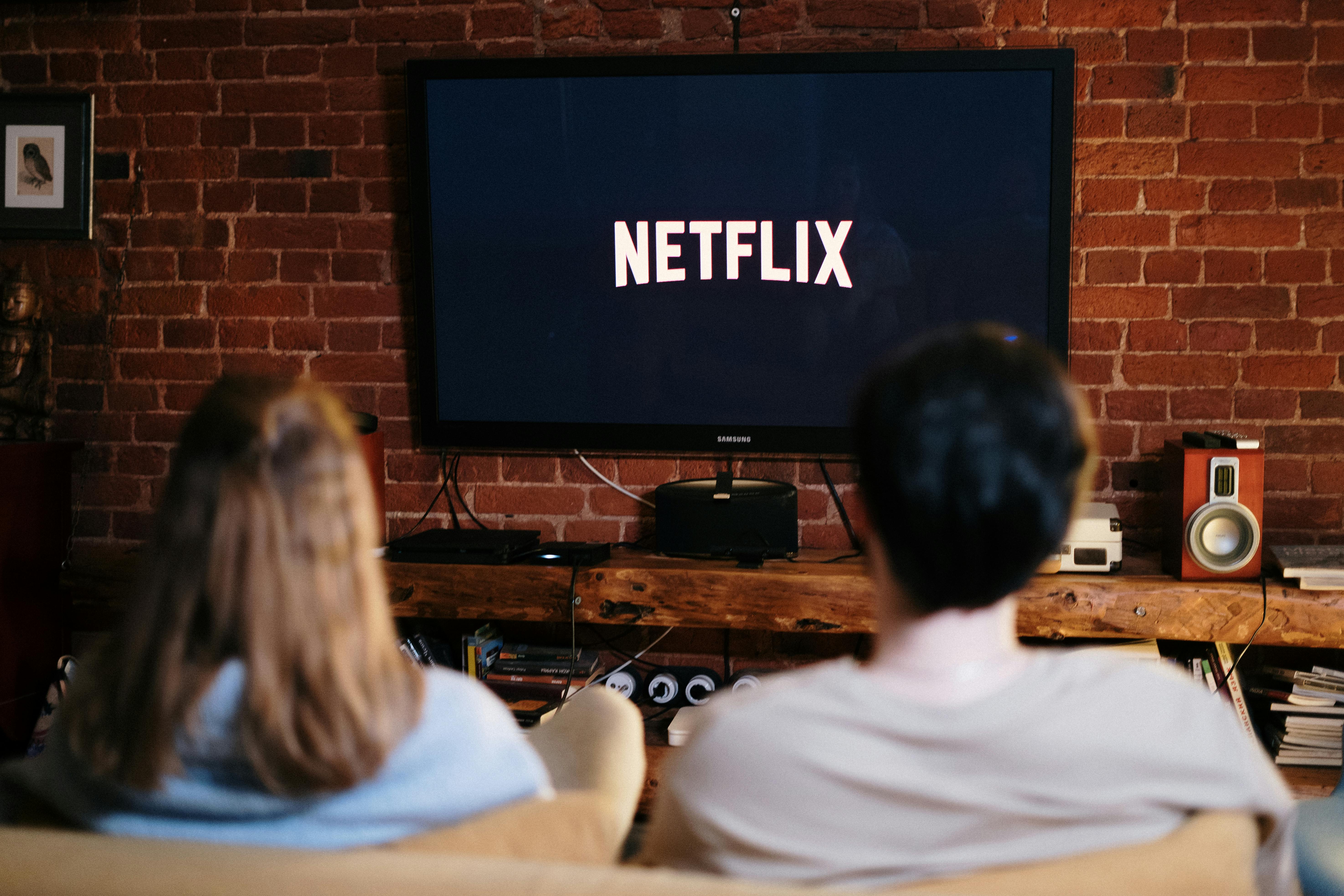 Ein Paar sieht sich einen Film an | Quelle: Pexels