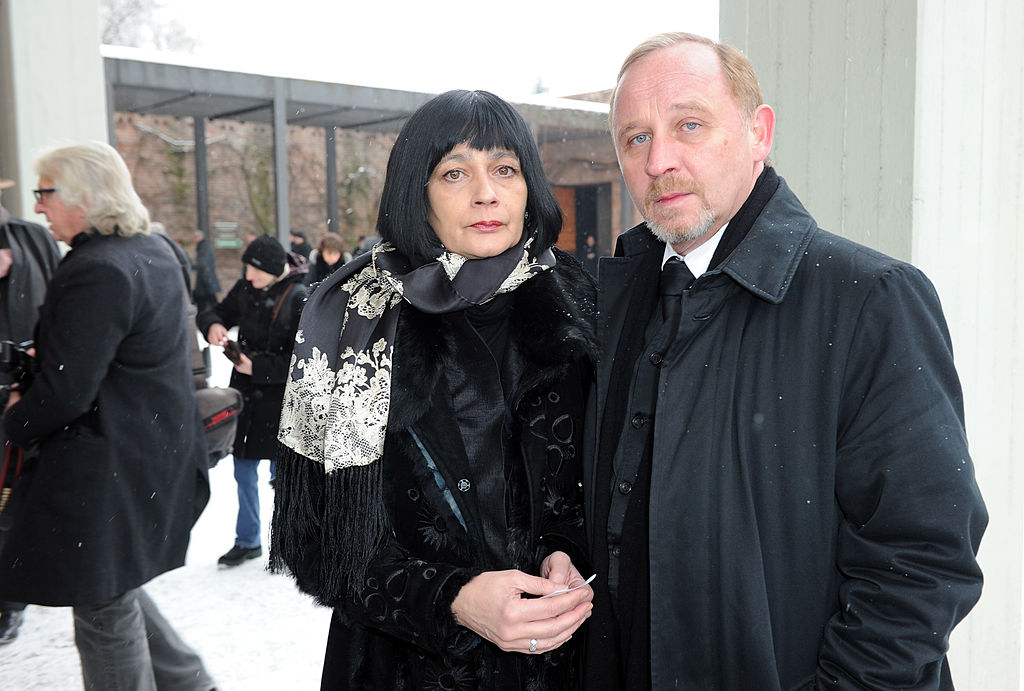 Der Schauspieler Alexander Held und seine Frau Patricia nehmen am 25. Januar 2013 in München am Gedenkgottesdienst für Steffen Kuchenreuther auf dem Waldfriedhof teil. | Quelle: Getty Images