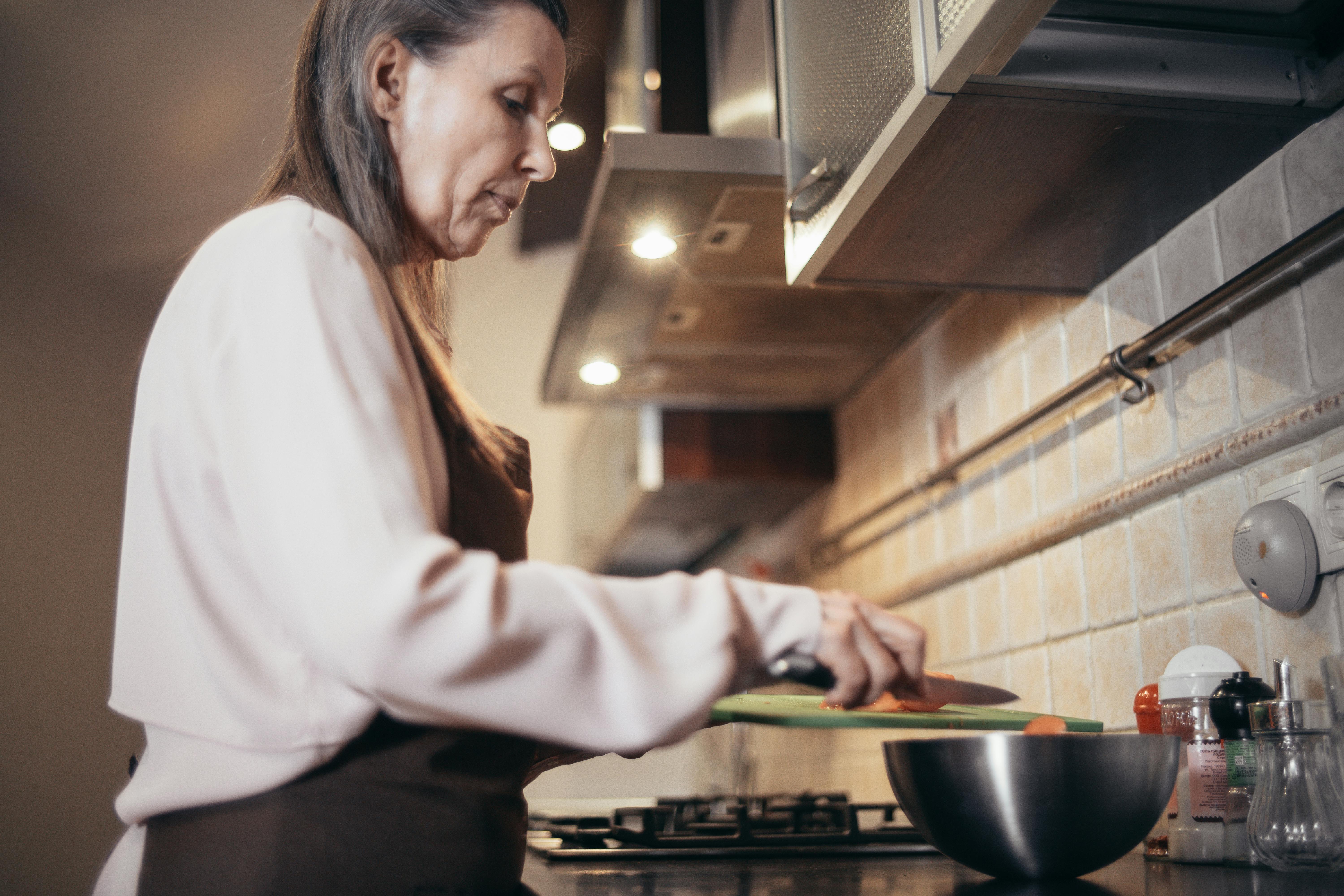 Eine Frau bei der Arbeit in der Küche | Quelle: Pexels