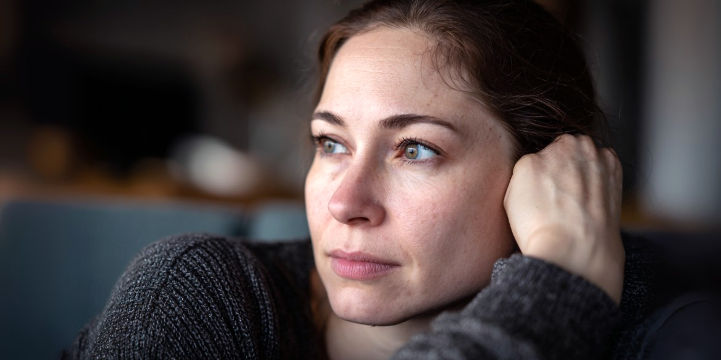Eine Nahaufnahme einer nachdenklichen Frau | Quelle: Gogirok