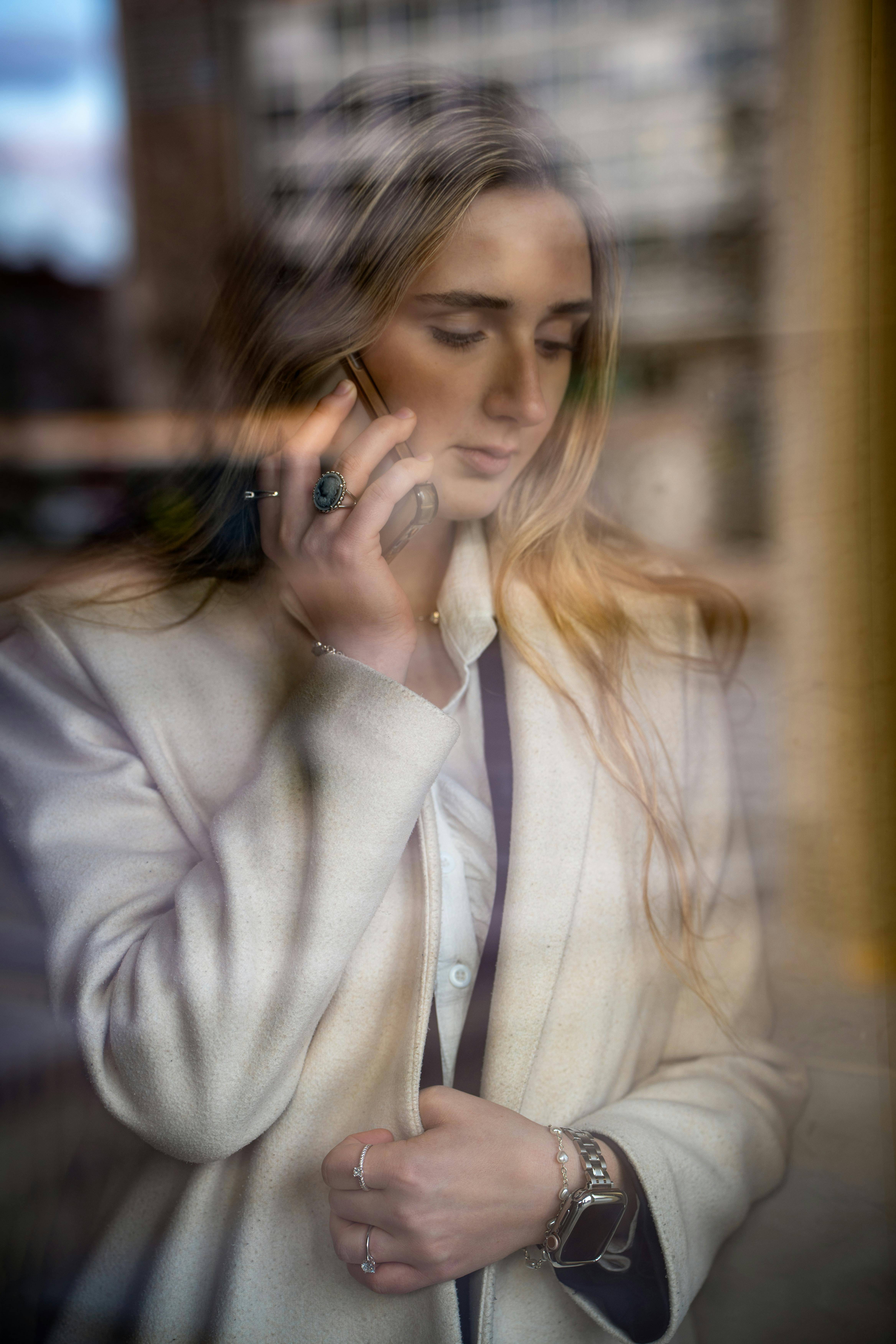 Frau beim Telefonieren | Quelle: Pexels